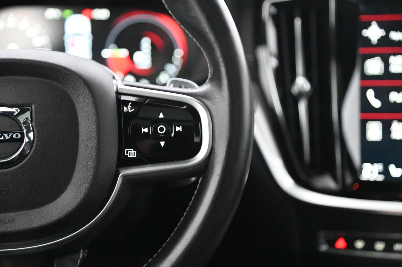 Volvo V60 2019 T8 AWD R-Design aut*HUD / H&K / Panorama / Koukku / Sähköpenkit muistilla / VOC* - *All Black / LED / Pilot Assist / 360 kamera / Sähkökontti / 2x renkaat ja alumiinivanteet / Juuri huollettu*