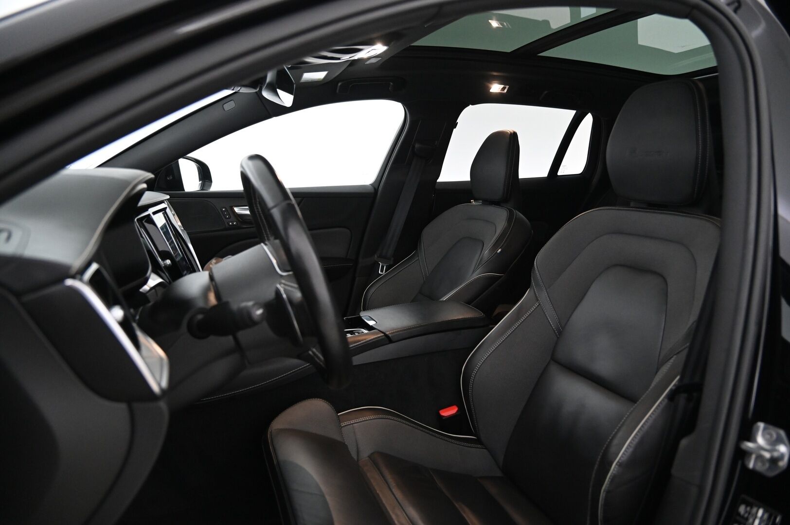 Volvo V60 2019 T8 AWD R-Design aut*HUD / H&K / Panorama / Koukku / Sähköpenkit muistilla / VOC* - *All Black / LED / Pilot Assist / 360 kamera / Sähkökontti / 2x renkaat ja alumiinivanteet / Juuri huollettu*