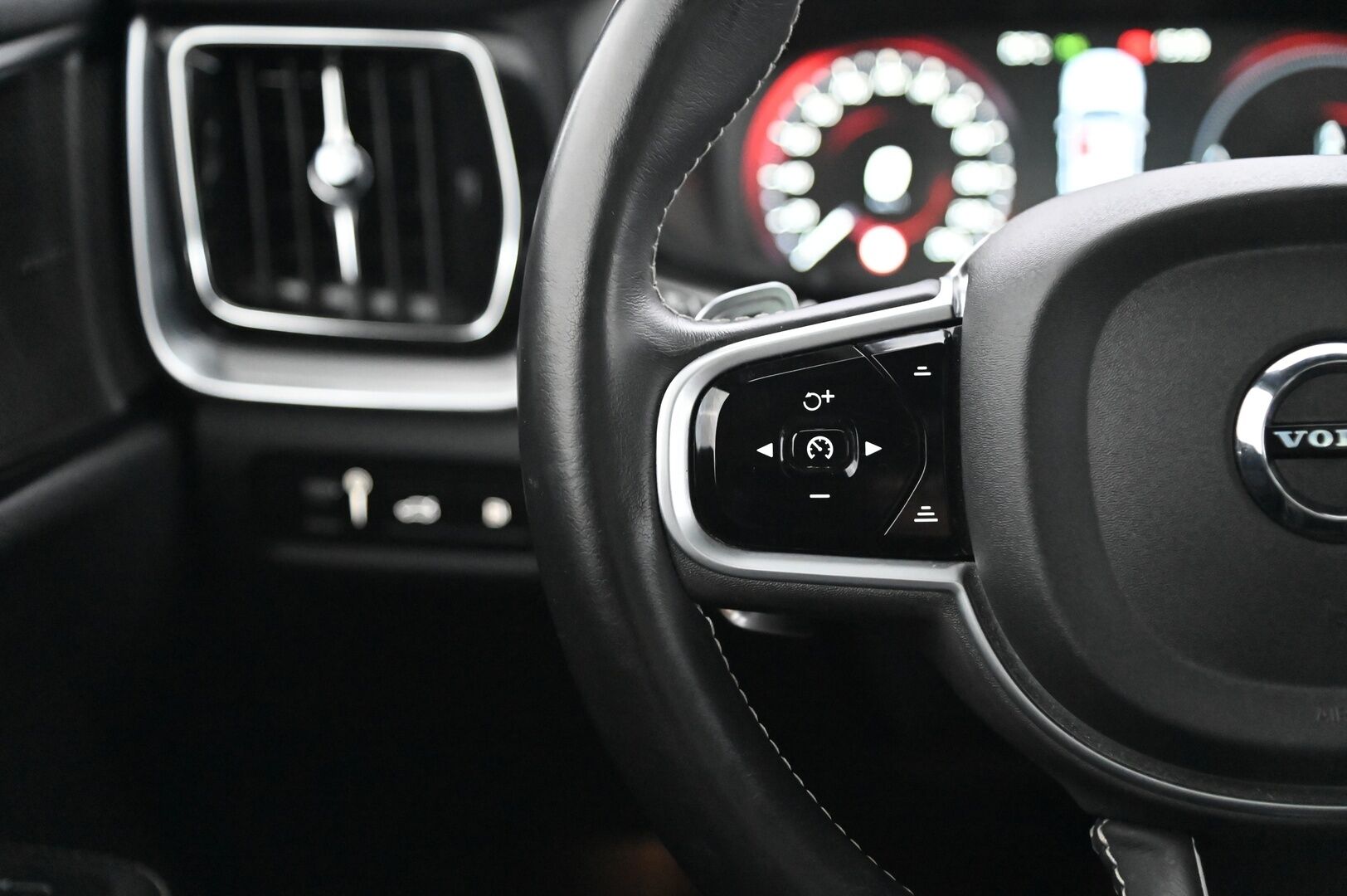 Volvo V60 2019 T8 AWD R-Design aut*HUD / H&K / Panorama / Koukku / Sähköpenkit muistilla / VOC* - *All Black / LED / Pilot Assist / 360 kamera / Sähkökontti / 2x renkaat ja alumiinivanteet / Juuri huollettu*