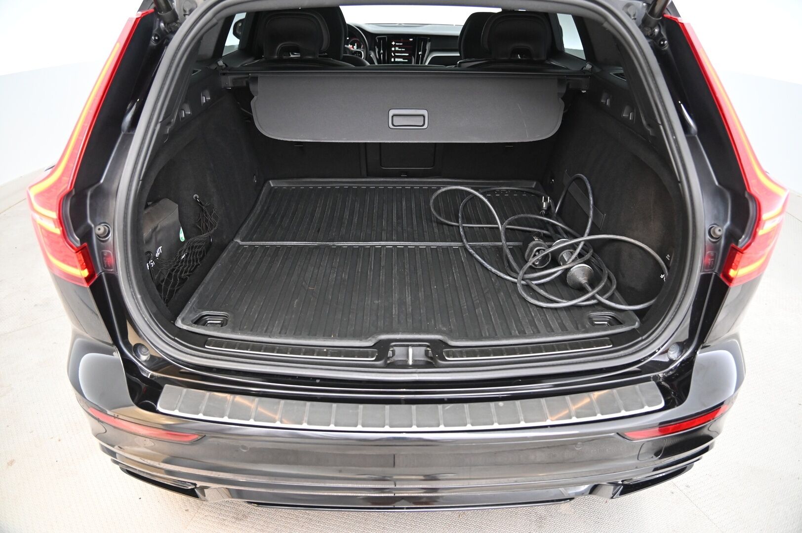 Volvo V60 2019 T8 AWD R-Design aut*HUD / H&K / Panorama / Koukku / Sähköpenkit muistilla / VOC* - *All Black / LED / Pilot Assist / 360 kamera / Sähkökontti / 2x renkaat ja alumiinivanteet / Juuri huollettu*