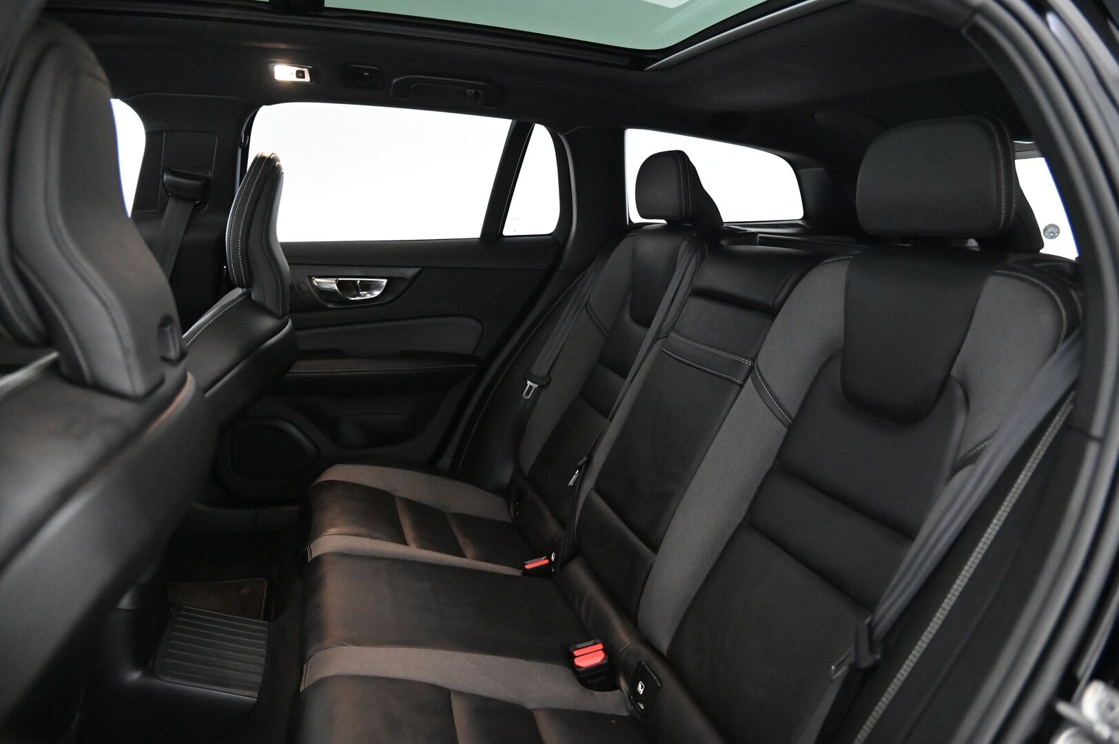 Volvo V60 2019 T8 AWD R-Design aut*HUD / H&K / Panorama / Koukku / Sähköpenkit muistilla / VOC* - *All Black / LED / Pilot Assist / 360 kamera / Sähkökontti / 2x renkaat ja alumiinivanteet / Juuri huollettu*