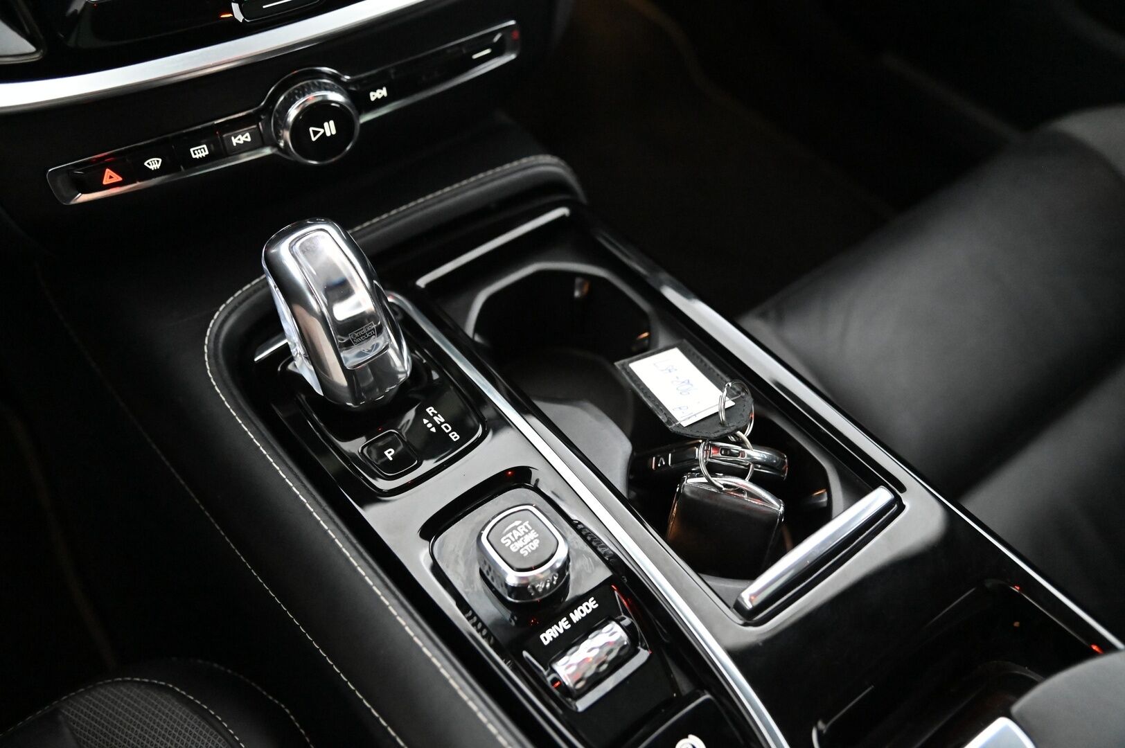 Volvo V60 2019 T8 AWD R-Design aut*HUD / H&K / Panorama / Koukku / Sähköpenkit muistilla / VOC* - *All Black / LED / Pilot Assist / 360 kamera / Sähkökontti / 2x renkaat ja alumiinivanteet / Juuri huollettu*