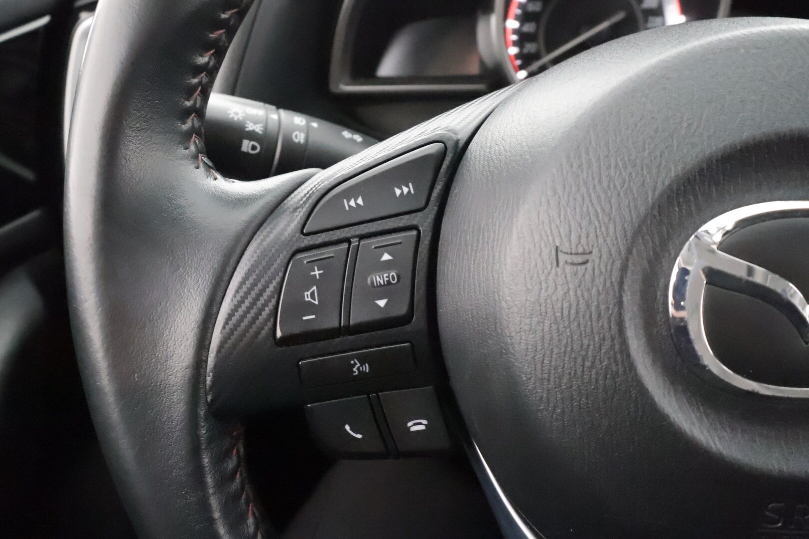 Mazda 3 2015 5HB 1,5 (100) SKYACTIV-G Premium 6MT 5ov DF5 * Vakkari / Bluetooth / Lohko / Autom ilmastointi / Sumuvalot * - Suomi-auto / Kahdet Renkaat