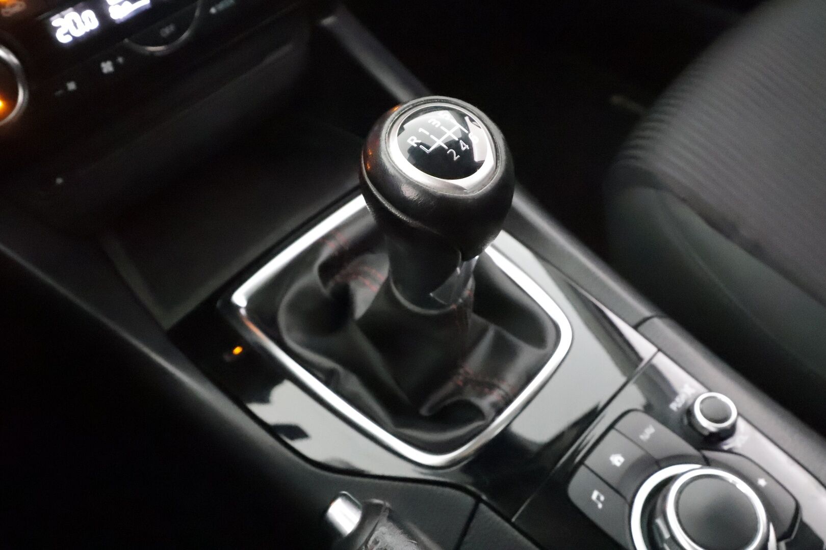 Mazda 3 2015 5HB 1,5 (100) SKYACTIV-G Premium 6MT 5ov DF5 * Vakkari / Bluetooth / Lohko / Autom ilmastointi / Sumuvalot * - Suomi-auto / Kahdet Renkaat