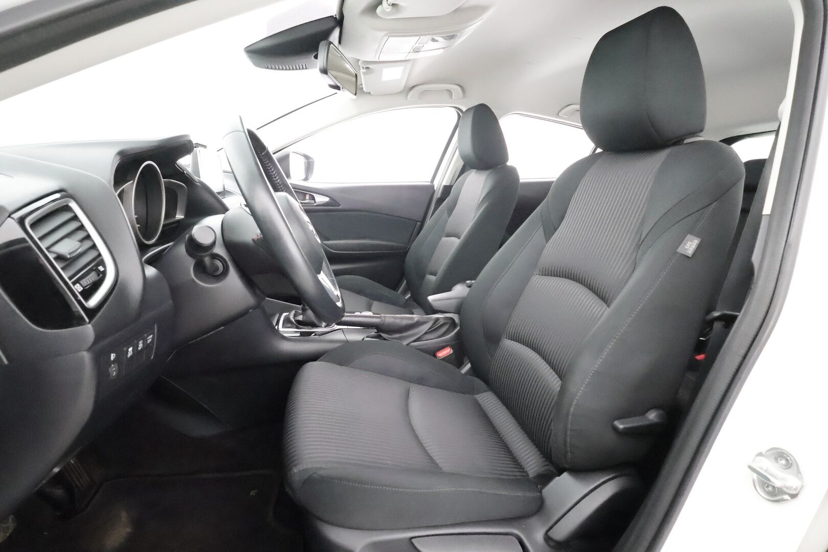 Mazda 3 2015 5HB 1,5 (100) SKYACTIV-G Premium 6MT 5ov DF5 * Vakkari / Bluetooth / Lohko / Autom ilmastointi / Sumuvalot * - Suomi-auto / Kahdet Renkaat