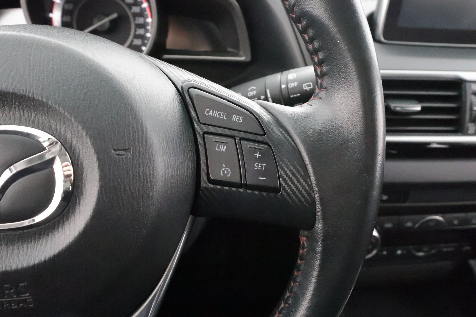 Mazda 3 2015 5HB 1,5 (100) SKYACTIV-G Premium 6MT 5ov DF5 * Vakkari / Bluetooth / Lohko / Autom ilmastointi / Sumuvalot * - Suomi-auto / Kahdet Renkaat