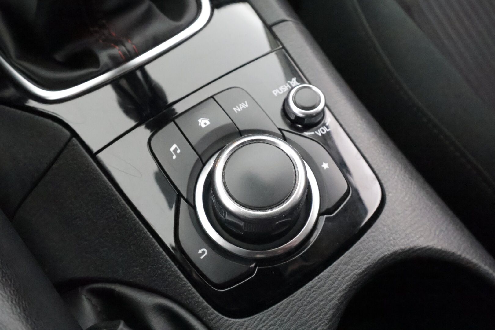 Mazda 3 2015 5HB 1,5 (100) SKYACTIV-G Premium 6MT 5ov DF5 * Vakkari / Bluetooth / Lohko / Autom ilmastointi / Sumuvalot * - Suomi-auto / Kahdet Renkaat