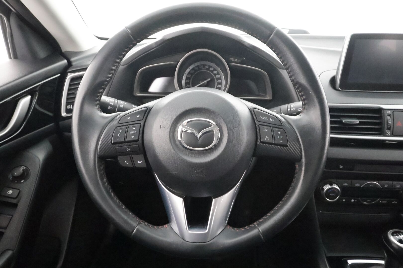 Mazda 3 2015 5HB 1,5 (100) SKYACTIV-G Premium 6MT 5ov DF5 * Vakkari / Bluetooth / Lohko / Autom ilmastointi / Sumuvalot * - Suomi-auto / Kahdet Renkaat