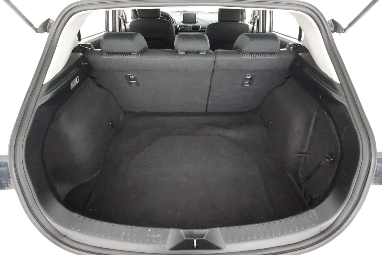 Mazda 3 2015 5HB 1,5 (100) SKYACTIV-G Premium 6MT 5ov DF5 * Vakkari / Bluetooth / Lohko / Autom ilmastointi / Sumuvalot * - Suomi-auto / Kahdet Renkaat