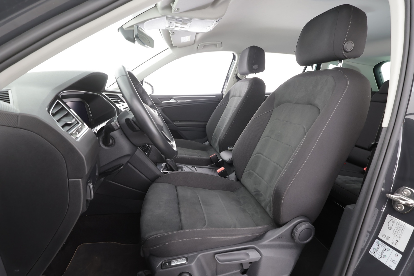 Volkswagen Tiguan 2023 Style Business eHybrid 180 kW DSG-automaatti - | Koukku | ACC | Matrix-LED | P.Kamera | Hierovat Sporttipenkit | Kaistavahti | Digimittaristo | Ratinlämmitys | Keyless | 1-om Suomi-auto | Merkkihuollot | Kahdet renkaat | 2x Latauskaapelit |