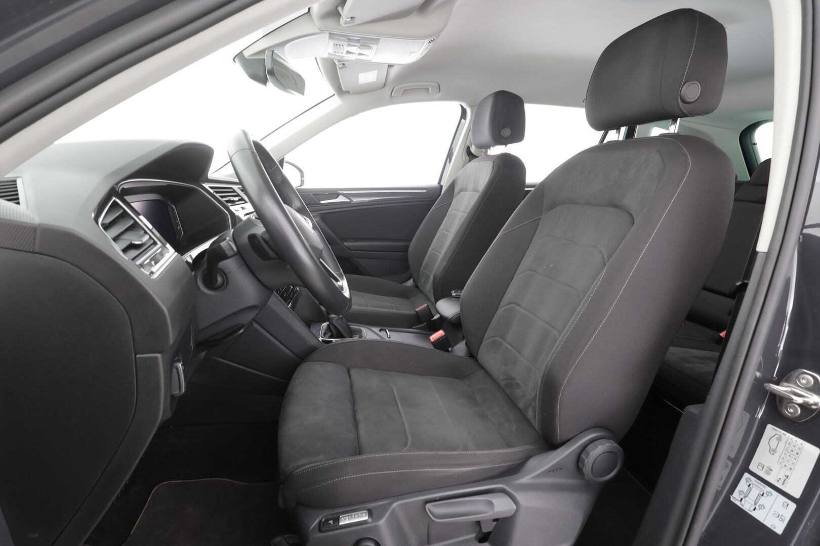 Volkswagen Tiguan 2023 Style Business eHybrid 180 kW DSG-automaatti - | Koukku | ACC | Matrix-LED | P.Kamera | Hierovat Sporttipenkit | Kaistavahti | Digimittaristo | Ratinlämmitys | Keyless | 1-om Suomi-auto | Merkkihuollot | Kahdet renkaat | 2x Latauskaapelit |