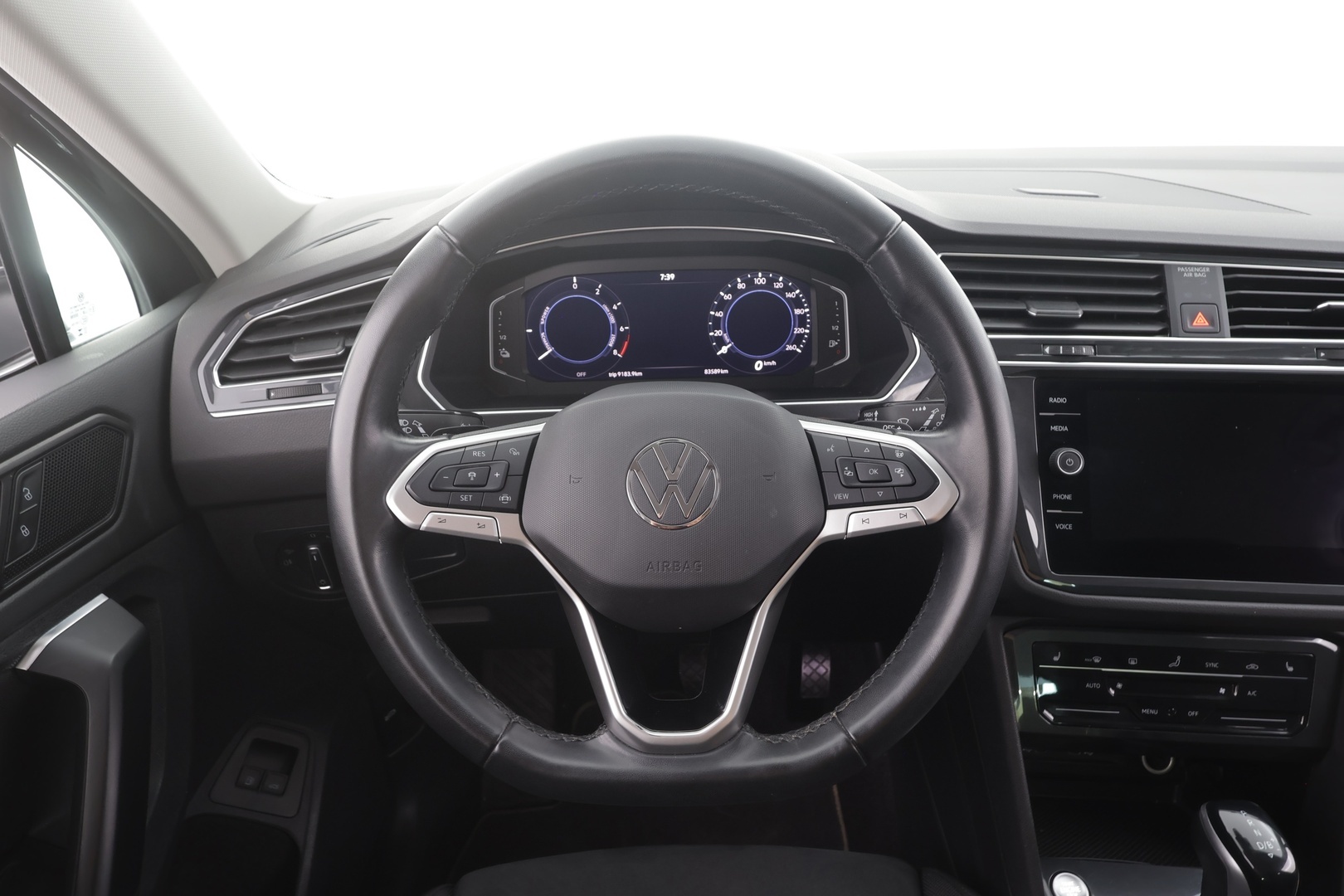 Volkswagen Tiguan 2023 Style Business eHybrid 180 kW DSG-automaatti - | Koukku | ACC | Matrix-LED | P.Kamera | Hierovat Sporttipenkit | Kaistavahti | Digimittaristo | Ratinlämmitys | Keyless | 1-om Suomi-auto | Merkkihuollot | Kahdet renkaat | 2x Latauskaapelit |
