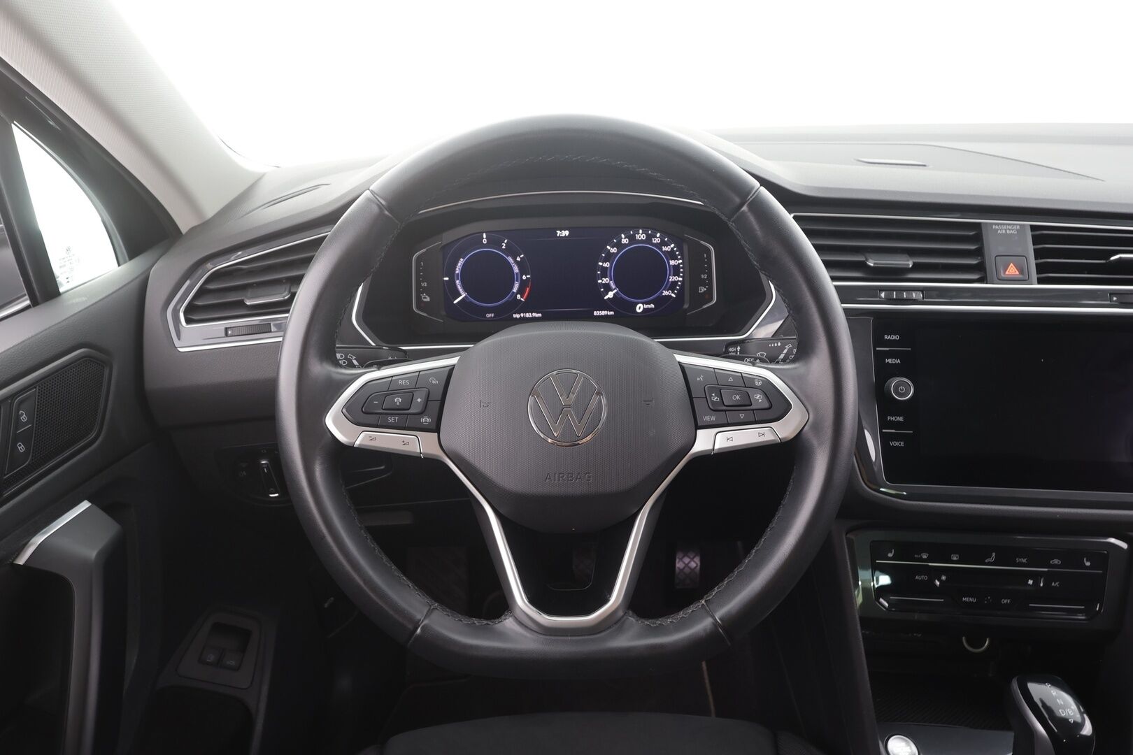 Volkswagen Tiguan 2023 Style Business eHybrid 180 kW DSG-automaatti - | Koukku | ACC | Matrix-LED | P.Kamera | Hierovat Sporttipenkit | Kaistavahti | Digimittaristo | Ratinlämmitys | Keyless | 1-om Suomi-auto | Merkkihuollot | Kahdet renkaat | 2x Latauskaapelit |