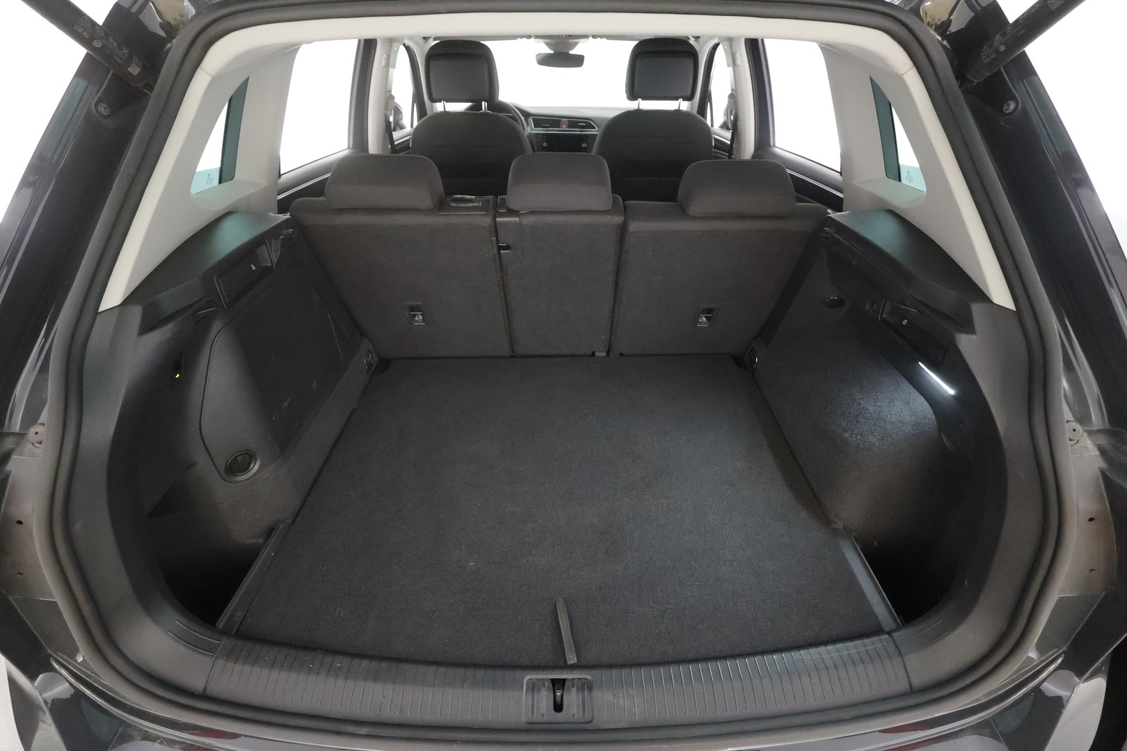 Volkswagen Tiguan 2023 Style Business eHybrid 180 kW DSG-automaatti - | Koukku | ACC | Matrix-LED | P.Kamera | Hierovat Sporttipenkit | Kaistavahti | Digimittaristo | Ratinlämmitys | Keyless | 1-om Suomi-auto | Merkkihuollot | Kahdet renkaat | 2x Latauskaapelit |