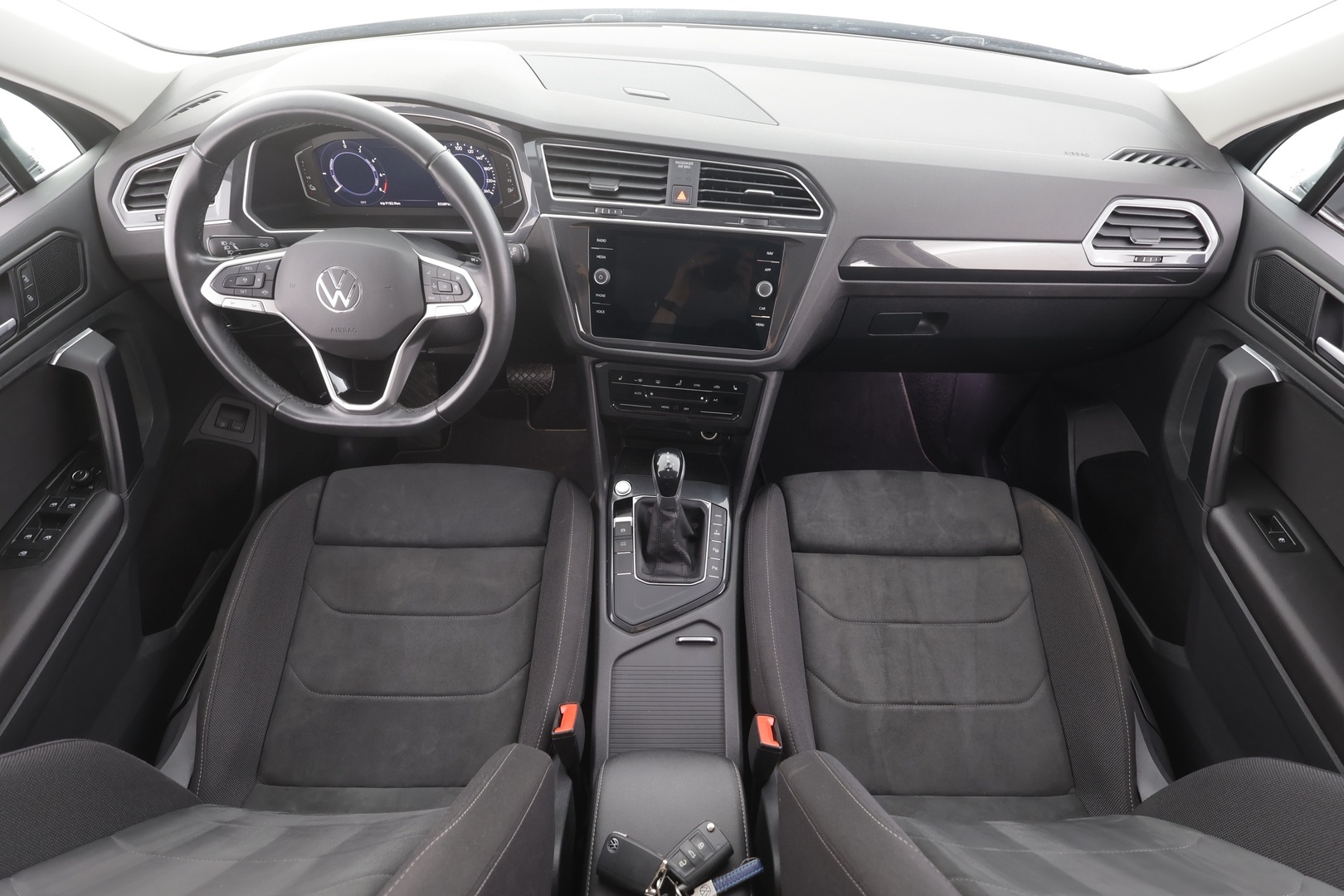 Volkswagen Tiguan 2023 Style Business eHybrid 180 kW DSG-automaatti - | Koukku | ACC | Matrix-LED | P.Kamera | Hierovat Sporttipenkit | Kaistavahti | Digimittaristo | Ratinlämmitys | Keyless | 1-om Suomi-auto | Merkkihuollot | Kahdet renkaat | 2x Latauskaapelit |