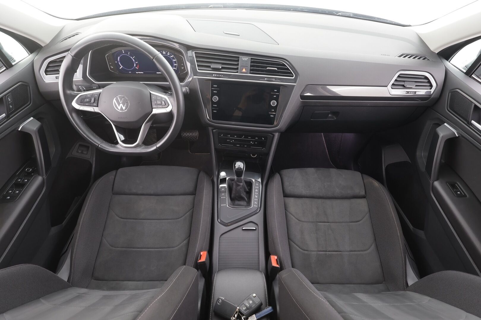 Volkswagen Tiguan 2023 Style Business eHybrid 180 kW DSG-automaatti - | Koukku | ACC | Matrix-LED | P.Kamera | Hierovat Sporttipenkit | Kaistavahti | Digimittaristo | Ratinlämmitys | Keyless | 1-om Suomi-auto | Merkkihuollot | Kahdet renkaat | 2x Latauskaapelit |