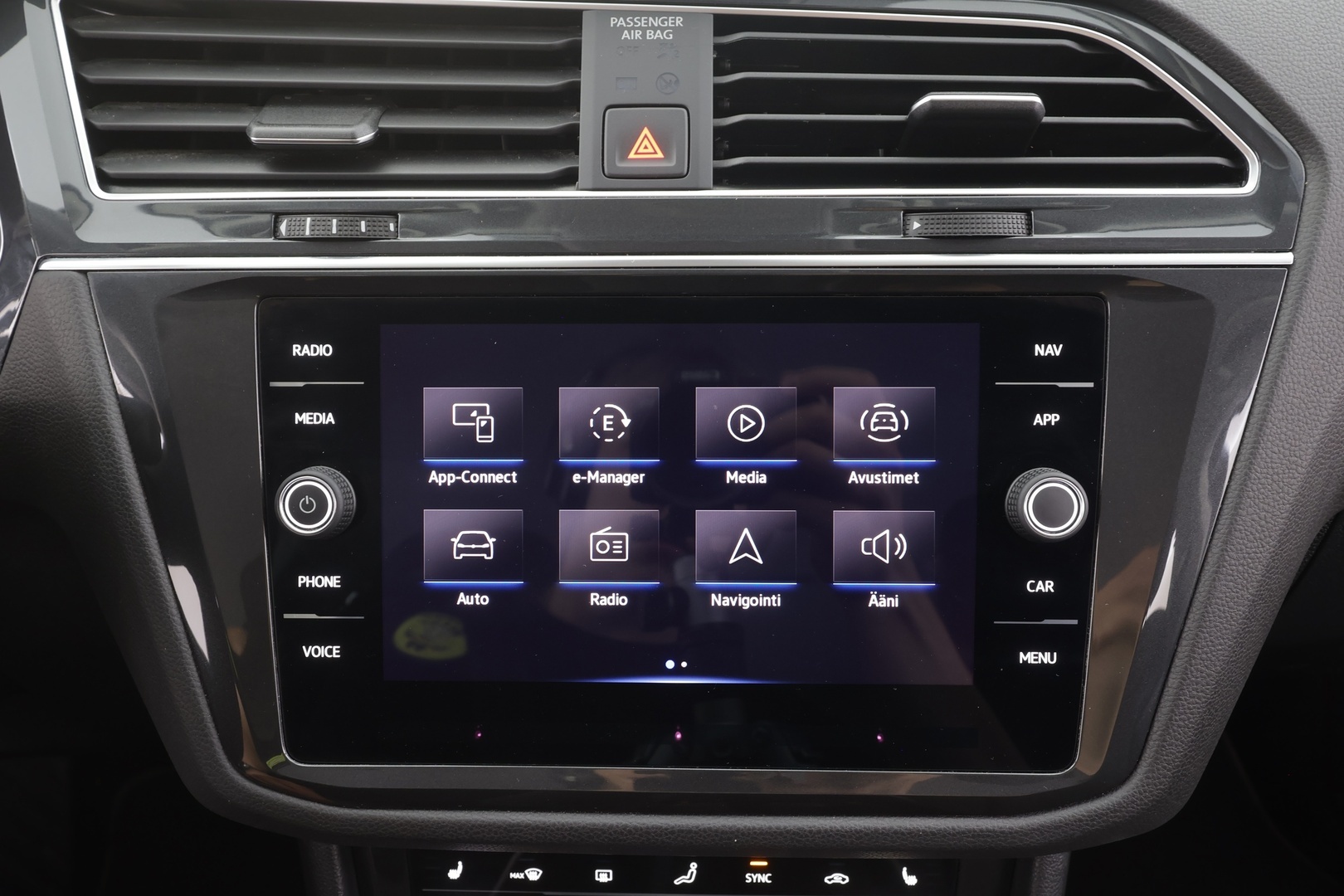 Volkswagen Tiguan 2023 Style Business eHybrid 180 kW DSG-automaatti - | Koukku | ACC | Matrix-LED | P.Kamera | Hierovat Sporttipenkit | Kaistavahti | Digimittaristo | Ratinlämmitys | Keyless | 1-om Suomi-auto | Merkkihuollot | Kahdet renkaat | 2x Latauskaapelit |