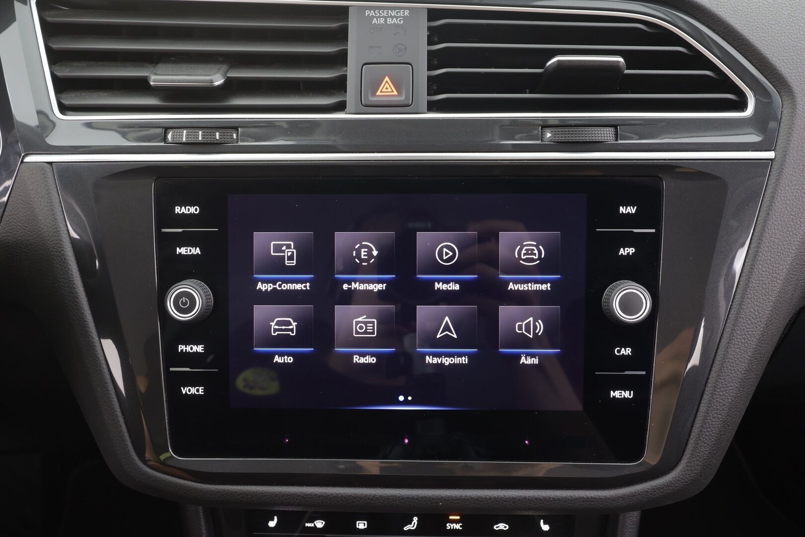 Volkswagen Tiguan 2023 Style Business eHybrid 180 kW DSG-automaatti - | Koukku | ACC | Matrix-LED | P.Kamera | Hierovat Sporttipenkit | Kaistavahti | Digimittaristo | Ratinlämmitys | Keyless | 1-om Suomi-auto | Merkkihuollot | Kahdet renkaat | 2x Latauskaapelit |