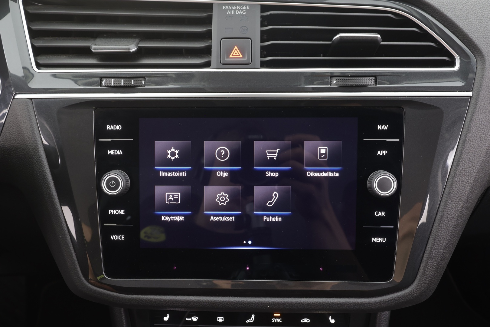 Volkswagen Tiguan 2023 Style Business eHybrid 180 kW DSG-automaatti - | Koukku | ACC | Matrix-LED | P.Kamera | Hierovat Sporttipenkit | Kaistavahti | Digimittaristo | Ratinlämmitys | Keyless | 1-om Suomi-auto | Merkkihuollot | Kahdet renkaat | 2x Latauskaapelit |