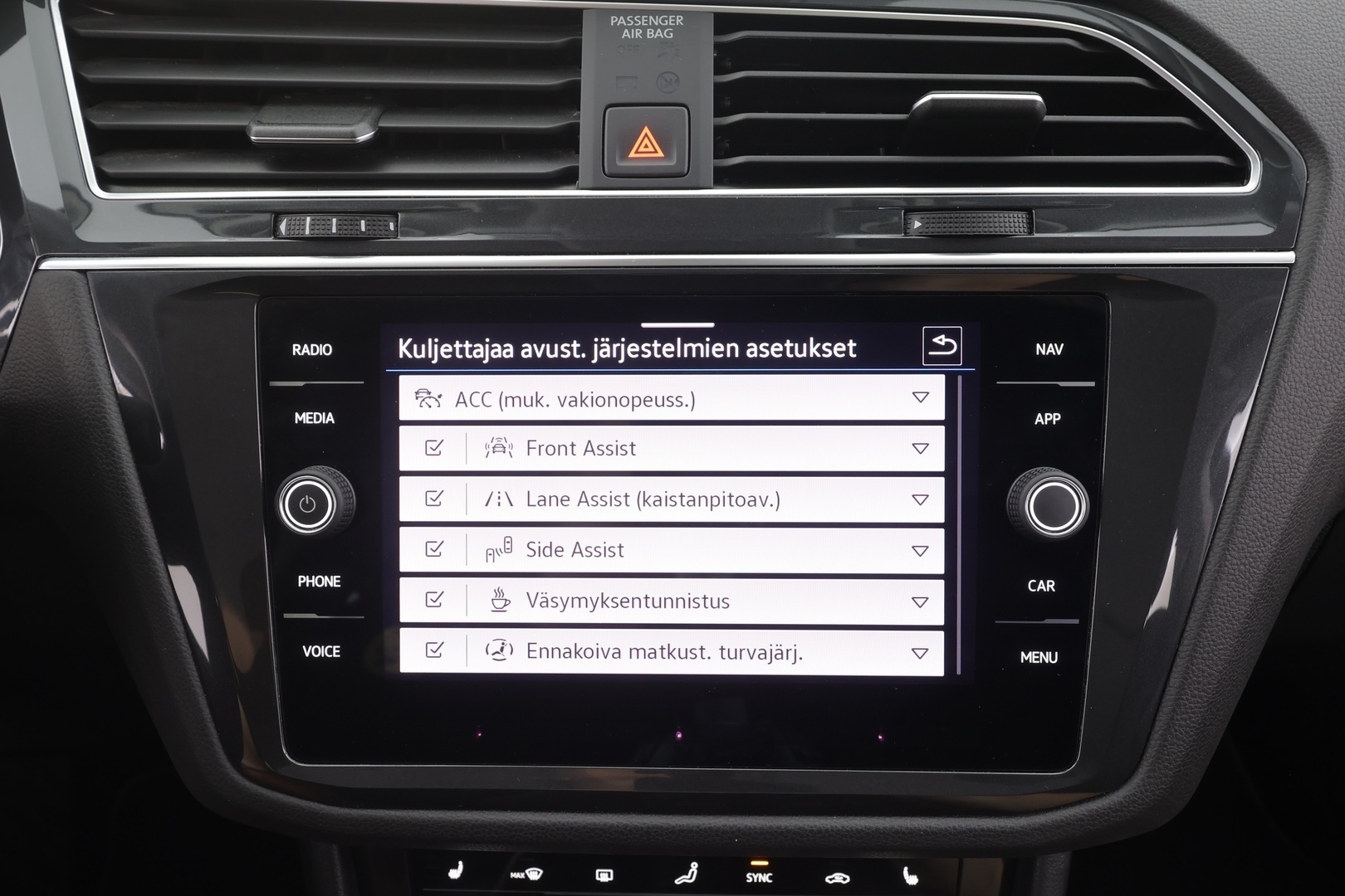 Volkswagen Tiguan 2023 Style Business eHybrid 180 kW DSG-automaatti - | Koukku | ACC | Matrix-LED | P.Kamera | Hierovat Sporttipenkit | Kaistavahti | Digimittaristo | Ratinlämmitys | Keyless | 1-om Suomi-auto | Merkkihuollot | Kahdet renkaat | 2x Latauskaapelit |