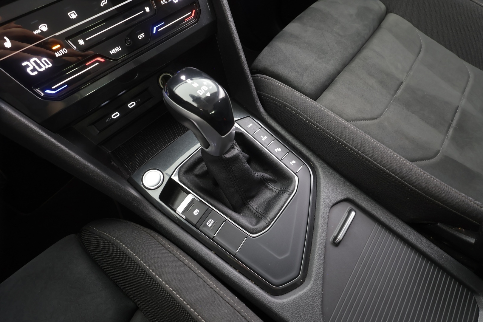 Volkswagen Tiguan 2023 Style Business eHybrid 180 kW DSG-automaatti - | Koukku | ACC | Matrix-LED | P.Kamera | Hierovat Sporttipenkit | Kaistavahti | Digimittaristo | Ratinlämmitys | Keyless | 1-om Suomi-auto | Merkkihuollot | Kahdet renkaat | 2x Latauskaapelit |