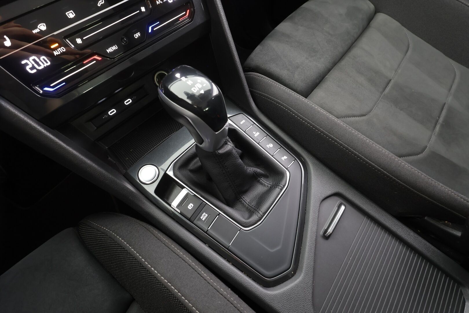 Volkswagen Tiguan 2023 Style Business eHybrid 180 kW DSG-automaatti - | Koukku | ACC | Matrix-LED | P.Kamera | Hierovat Sporttipenkit | Kaistavahti | Digimittaristo | Ratinlämmitys | Keyless | 1-om Suomi-auto | Merkkihuollot | Kahdet renkaat | 2x Latauskaapelit |