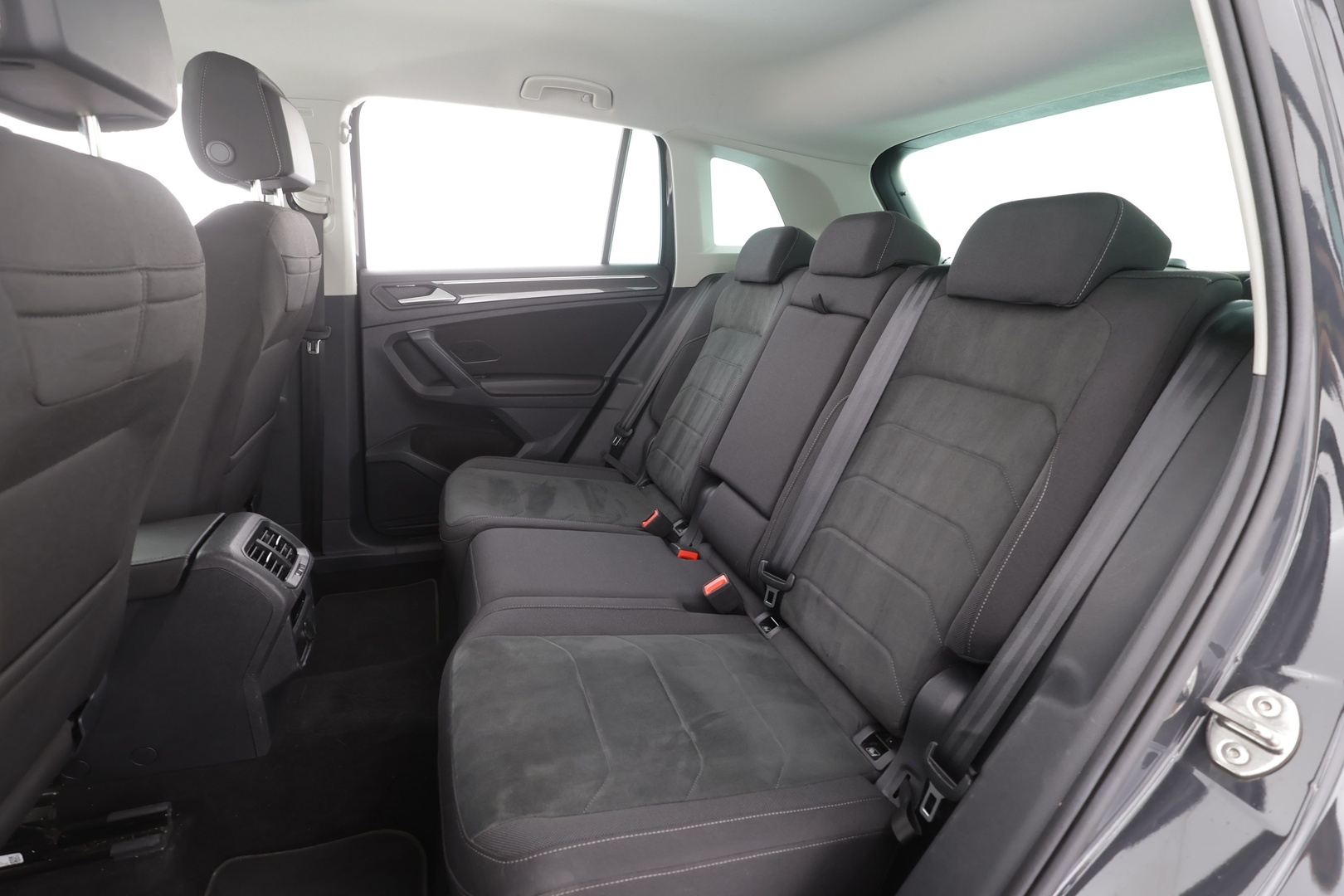 Volkswagen Tiguan 2023 Style Business eHybrid 180 kW DSG-automaatti - | Koukku | ACC | Matrix-LED | P.Kamera | Hierovat Sporttipenkit | Kaistavahti | Digimittaristo | Ratinlämmitys | Keyless | 1-om Suomi-auto | Merkkihuollot | Kahdet renkaat | 2x Latauskaapelit |