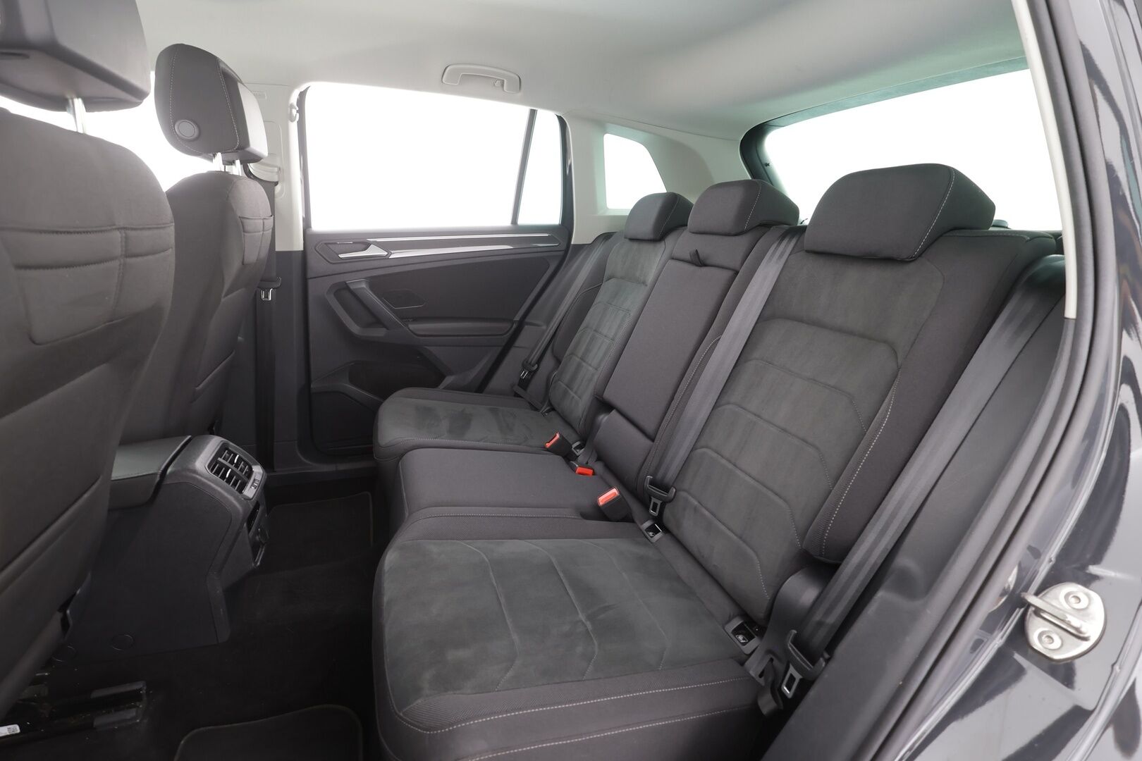 Volkswagen Tiguan 2023 Style Business eHybrid 180 kW DSG-automaatti - | Koukku | ACC | Matrix-LED | P.Kamera | Hierovat Sporttipenkit | Kaistavahti | Digimittaristo | Ratinlämmitys | Keyless | 1-om Suomi-auto | Merkkihuollot | Kahdet renkaat | 2x Latauskaapelit |