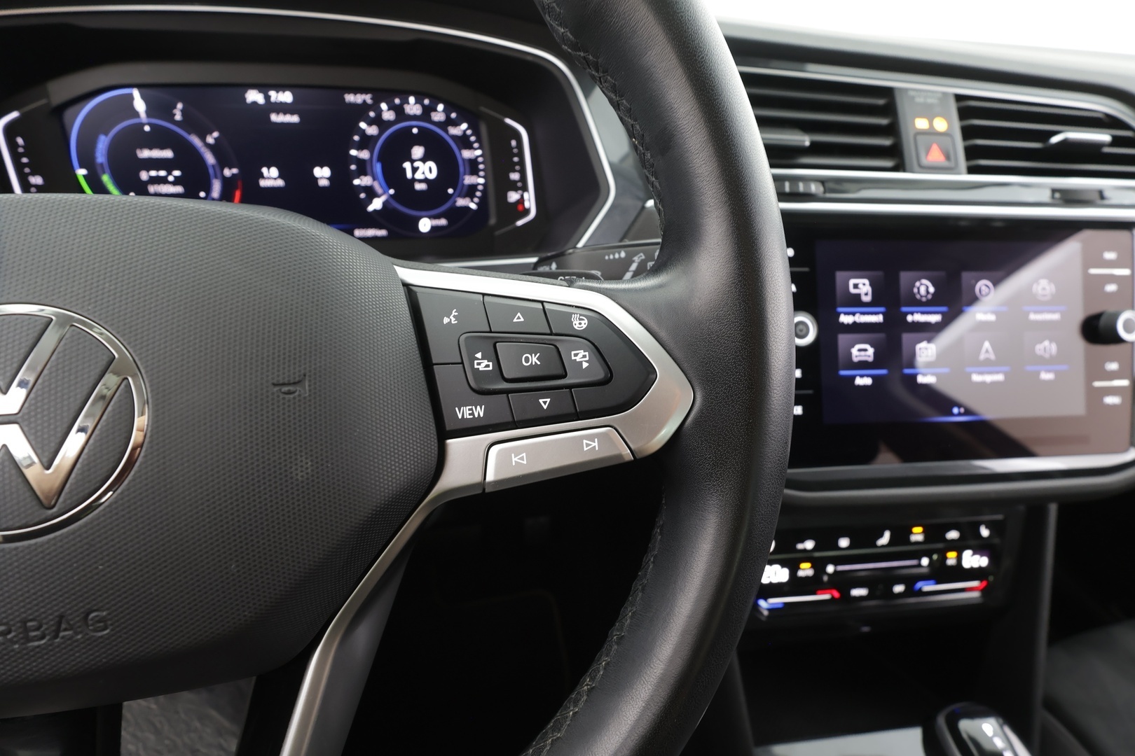 Volkswagen Tiguan 2023 Style Business eHybrid 180 kW DSG-automaatti - | Koukku | ACC | Matrix-LED | P.Kamera | Hierovat Sporttipenkit | Kaistavahti | Digimittaristo | Ratinlämmitys | Keyless | 1-om Suomi-auto | Merkkihuollot | Kahdet renkaat | 2x Latauskaapelit |