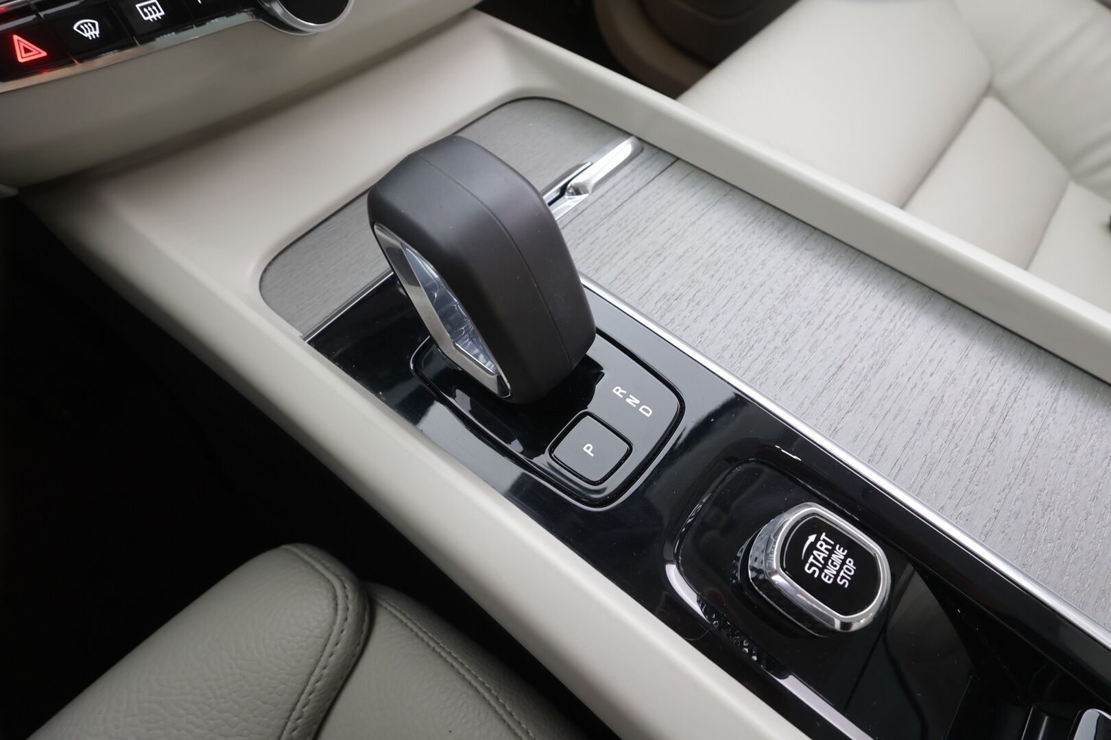Volvo XC60 2023 T6 AWD Long Range Core aut - | Panorama | Webasto | Koukku | ACC | Full-LED | P.Kamera | Sporttinahat Muistilla | HP Audio | Navi | Kaistavahti | Keyless | 1-om Suomi-auto | 2x Latauskaapelit | Kahdet renkaat | Merkkihuollot |