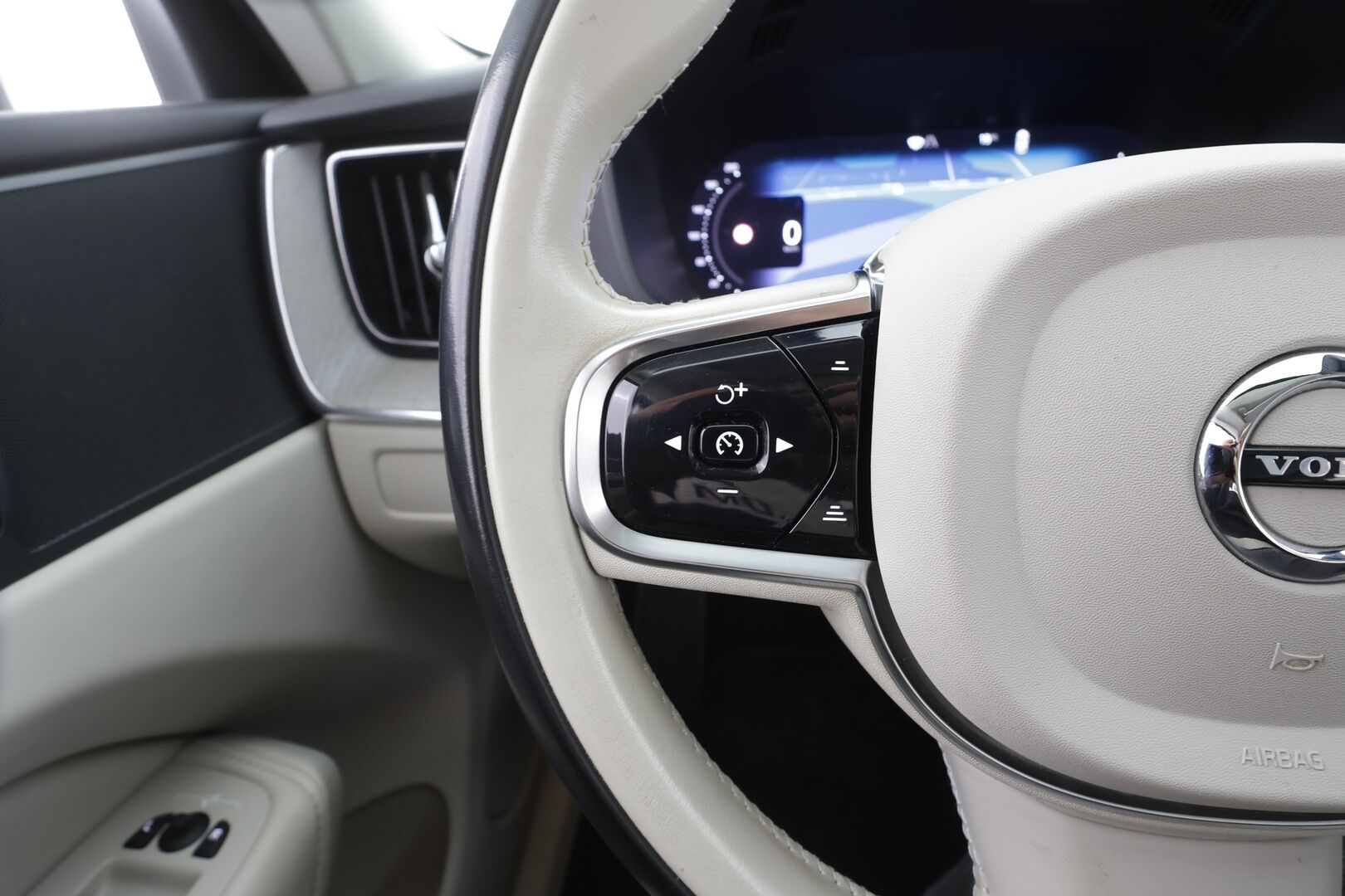 Volvo XC60 2023 T6 AWD Long Range Core aut - | Panorama | Webasto | Koukku | ACC | Full-LED | P.Kamera | Sporttinahat Muistilla | HP Audio | Navi | Kaistavahti | Keyless | 1-om Suomi-auto | 2x Latauskaapelit | Kahdet renkaat | Merkkihuollot |