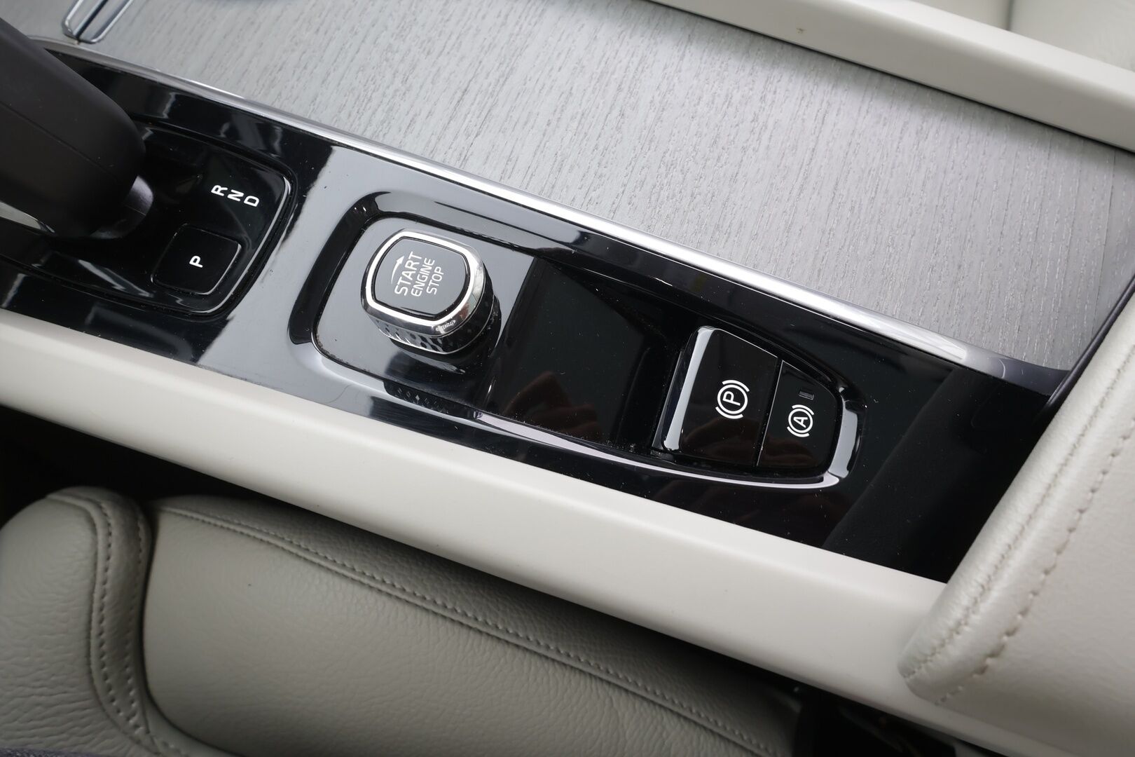 Volvo XC60 2023 T6 AWD Long Range Core aut - | Panorama | Webasto | Koukku | ACC | Full-LED | P.Kamera | Sporttinahat Muistilla | HP Audio | Navi | Kaistavahti | Keyless | 1-om Suomi-auto | 2x Latauskaapelit | Kahdet renkaat | Merkkihuollot |