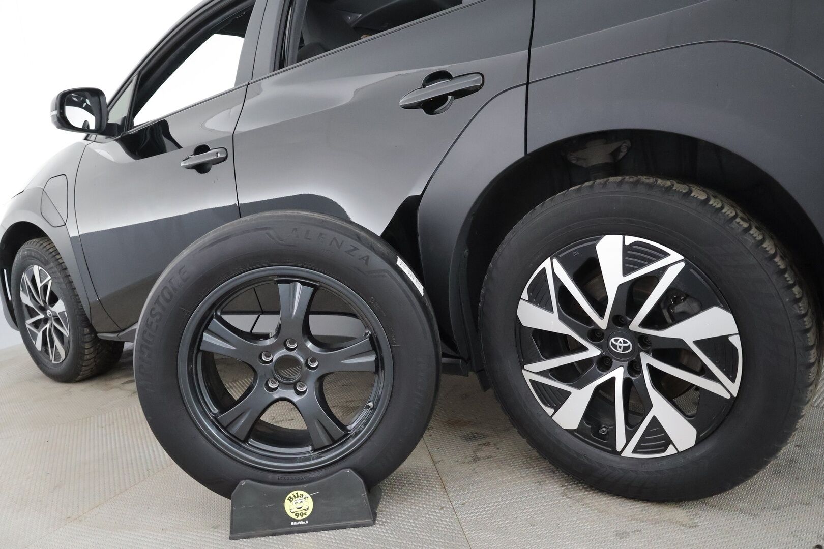 Toyota bZ4X 2023 Active * ACC / P.kamera / LED / Navi / KeylessGo / Sähköluukku * - Suomi-auto / Kahdet renkaat aluvanteilla