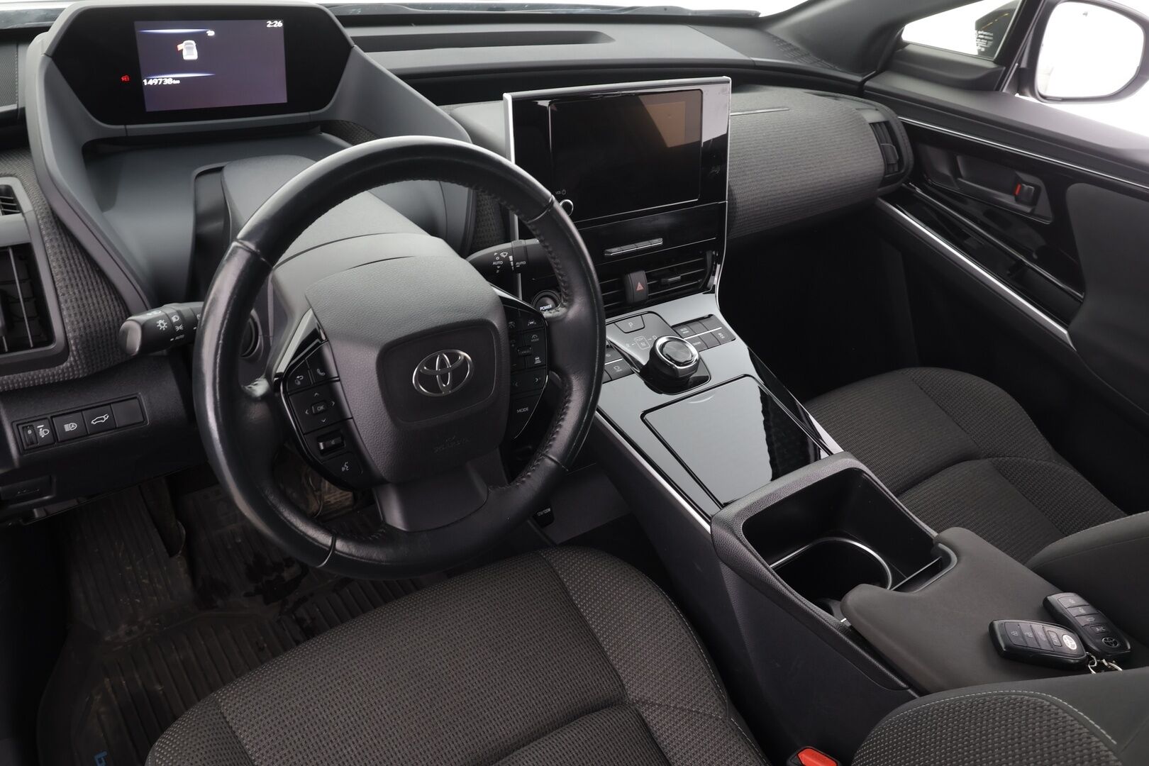 Toyota bZ4X 2023 Active * Uudella akulla! / ACC / P.kamera / LED / Navi / KeylessGo / Sähköluukku * - Suomi-auto / Kahdet renkaat aluvanteilla - HULLUT AVAJAISHULINAT KORKOTARJOUS 3,29 %