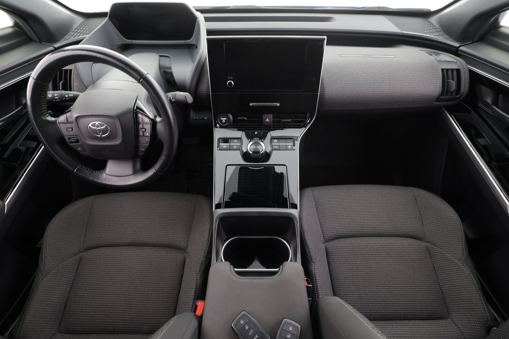 Toyota bZ4X 2023 Active * Uudella akulla! / ACC / P.kamera / LED / Navi / KeylessGo / Sähköluukku * - Suomi-auto / Kahdet renkaat aluvanteilla - HULLUT AVAJAISHULINAT KORKOTARJOUS 3,29 %