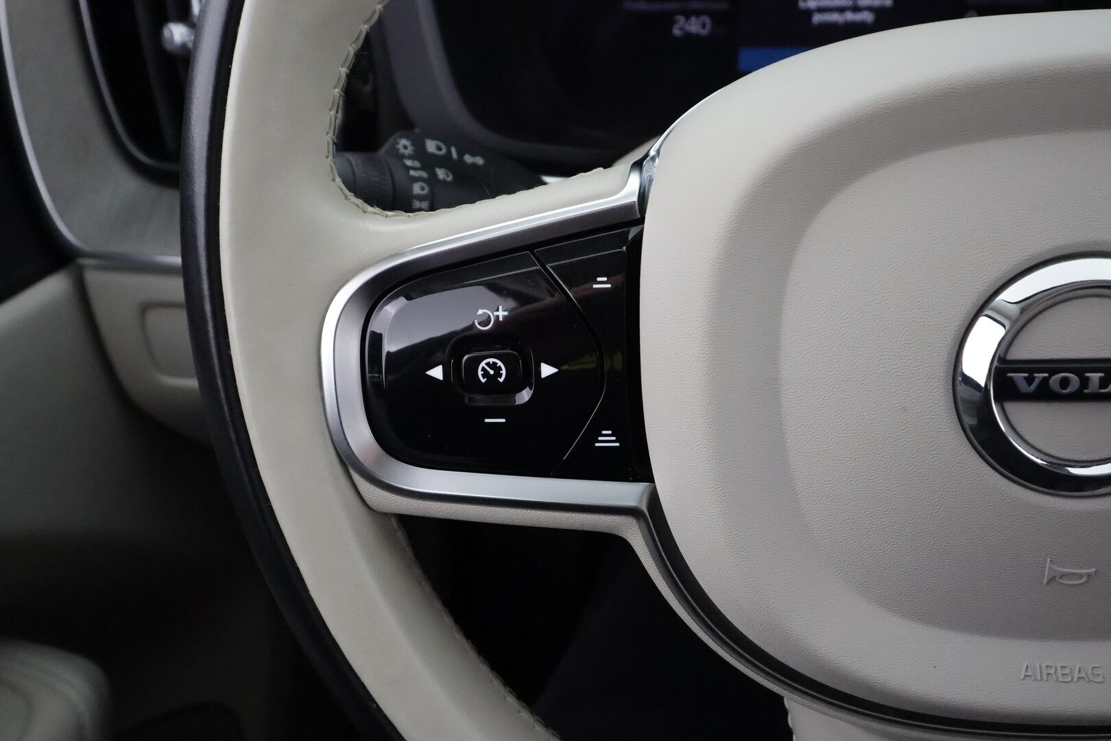 Volvo XC60 2023 T6 AWD Long Range Plus Dark aut - | ACC | Webasto | Panorama | muistipenkit | Full-LED | High Performance audio | Sporttinahat | P.Kamera | Digimittaristo | 1.Om Suomi-auto | Kahdet Renkaat |