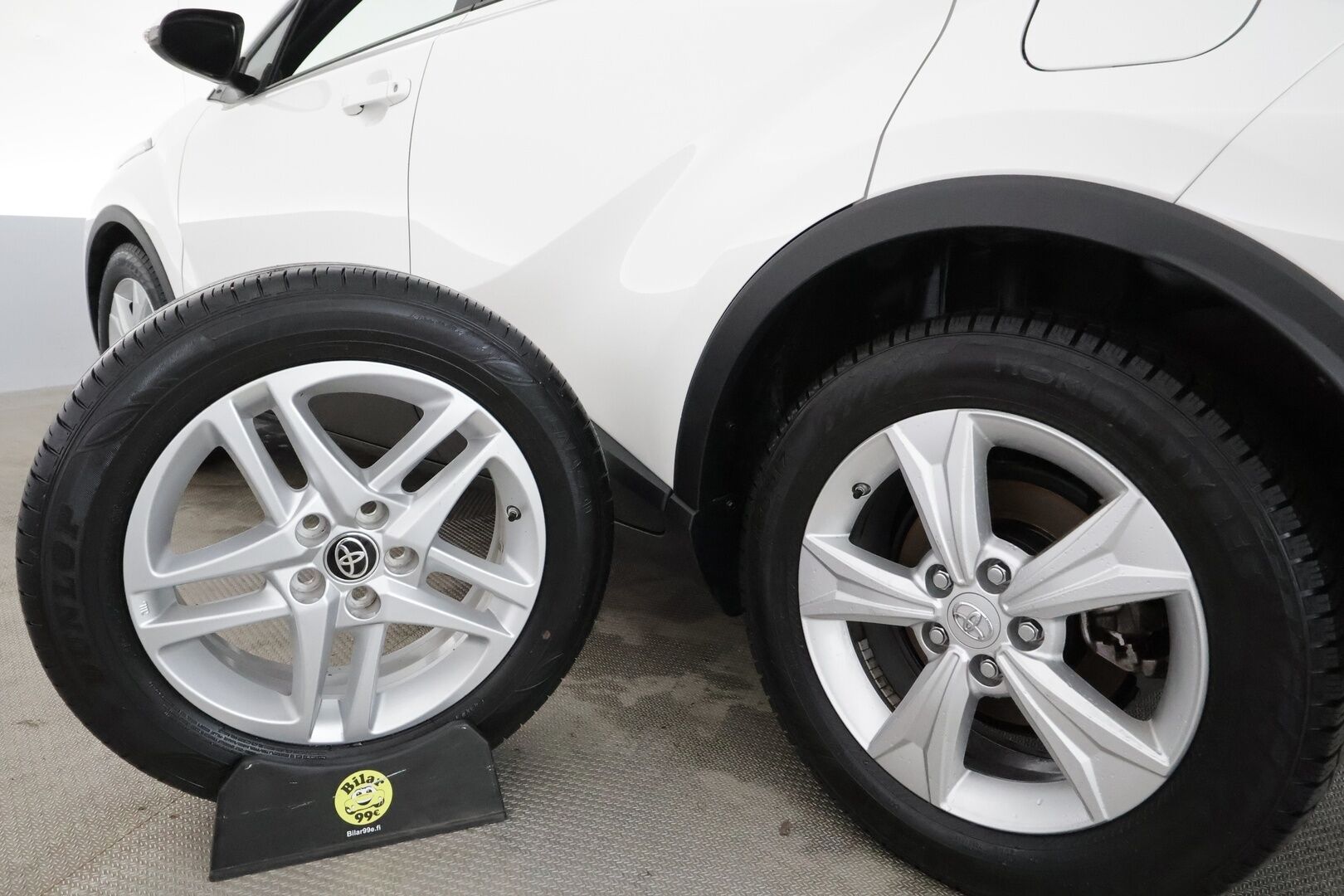 Toyota C-HR 2023 1,8 Hybrid Active Plus *ACC / P.kamera / LED / Navi / KeylessGo* - Suomi-auto / Kahdet renkaat aluvanteilla / Merkkihuollettu