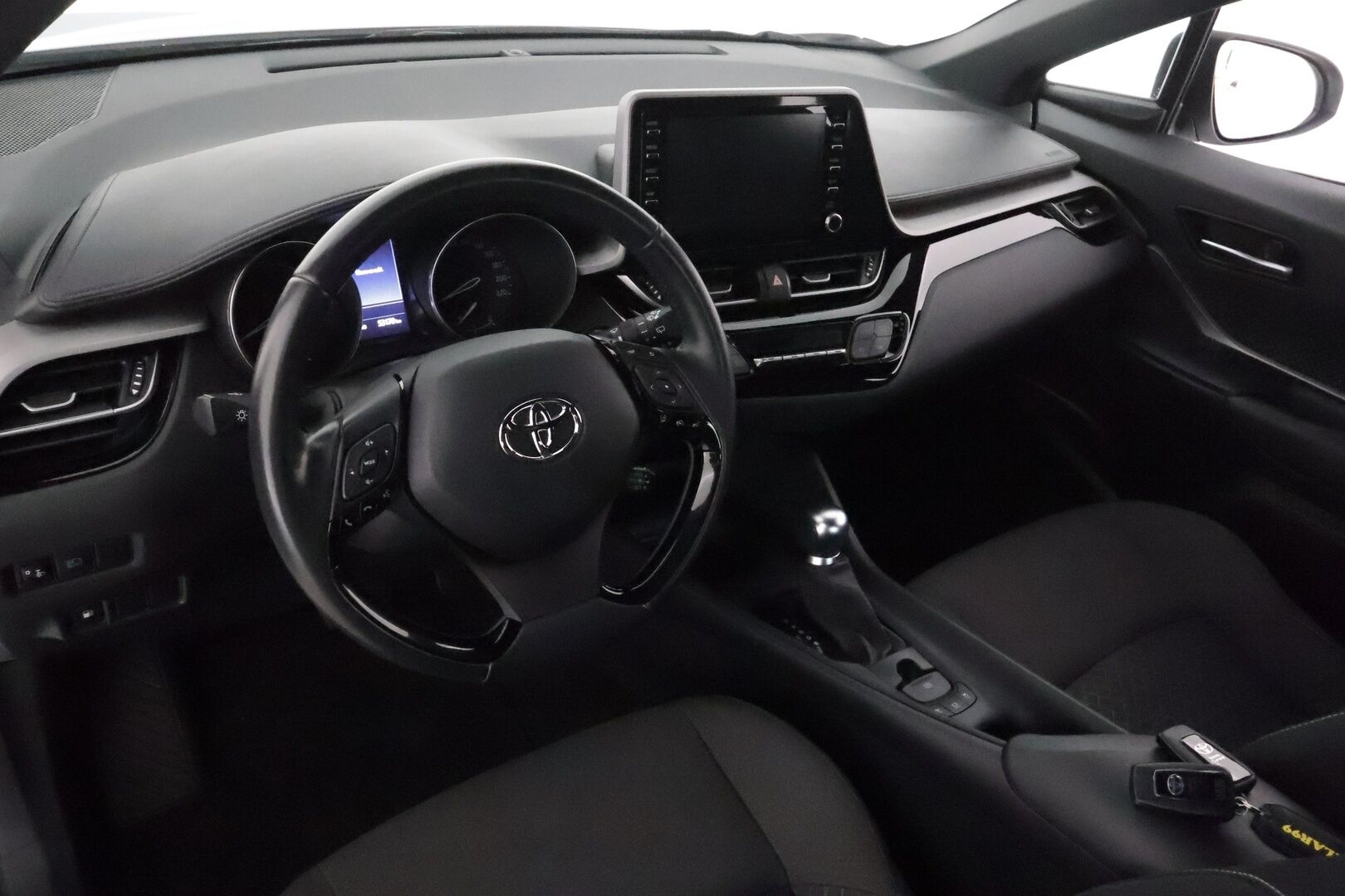 Toyota C-HR 2023 1,8 Hybrid Active Plus *ACC / P.kamera / LED / Navi / KeylessGo* - Suomi-auto / Kahdet renkaat aluvanteilla / Merkkihuollettu