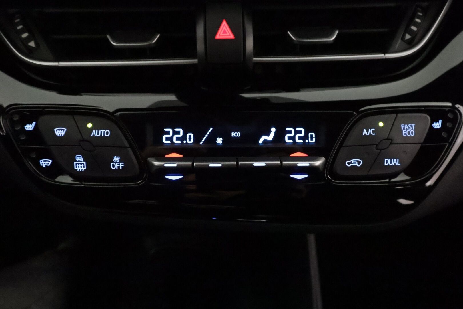 Toyota C-HR 2023 1,8 Hybrid Active Plus *ACC / P.kamera / LED / Navi / KeylessGo* - Suomi-auto / Kahdet renkaat aluvanteilla / Merkkihuollettu