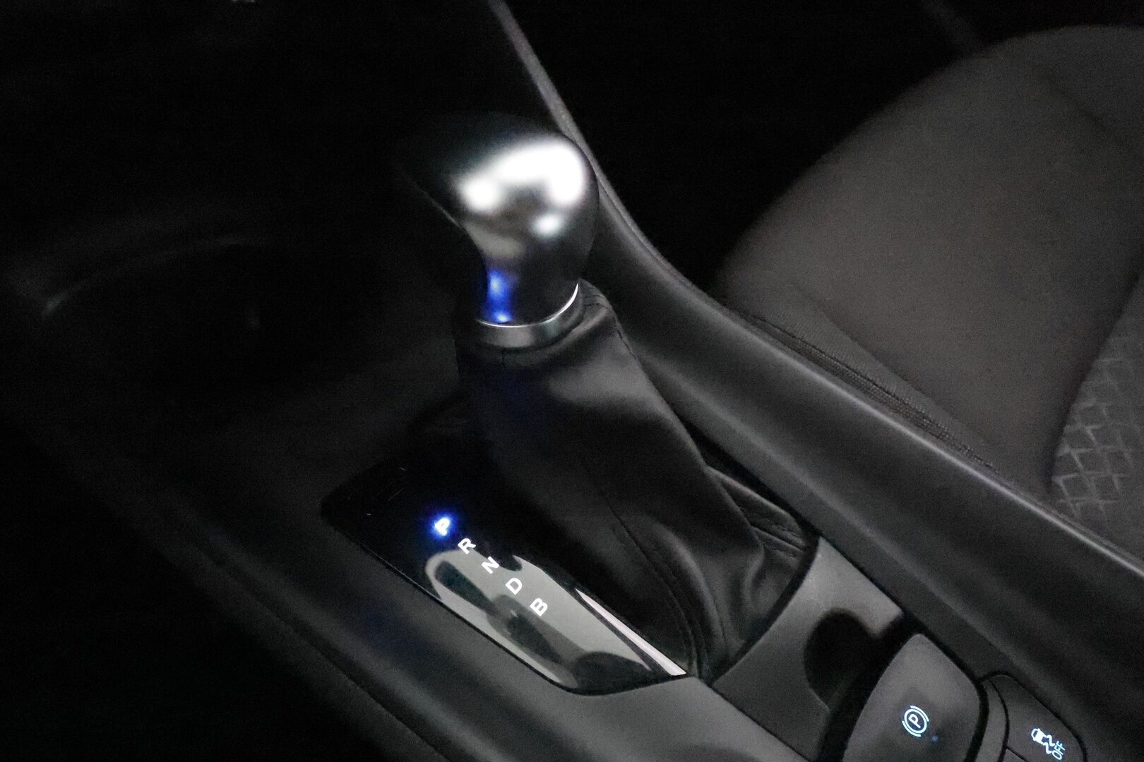 Toyota C-HR 2023 1,8 Hybrid Active Plus *ACC / P.kamera / LED / Navi / KeylessGo* - Suomi-auto / Kahdet renkaat aluvanteilla / Merkkihuollettu