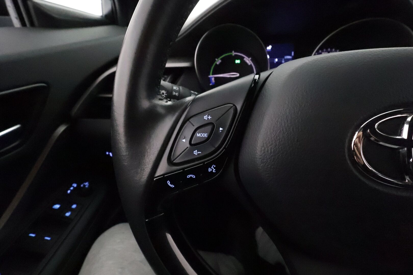 Toyota C-HR 2023 1,8 Hybrid Active Plus *ACC / P.kamera / LED / Navi / KeylessGo* - Suomi-auto / Kahdet renkaat aluvanteilla / Merkkihuollettu