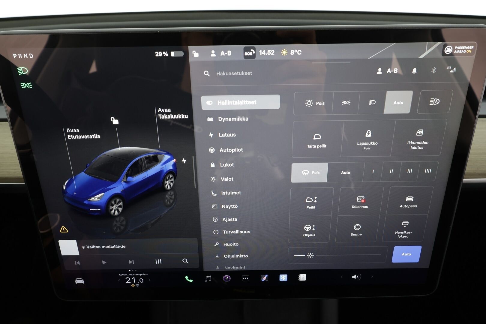 Tesla Model Y 2023 RWD * Koukku / ILP / ACC / Lasikatto / Premium Audio / P.Kamera / Matrix-LED / Muistipenkki / Kaistavahti * - 1-om Suomi-auto / Akku kuntotarkastettu / Kahdet renkaat aluvanteilla