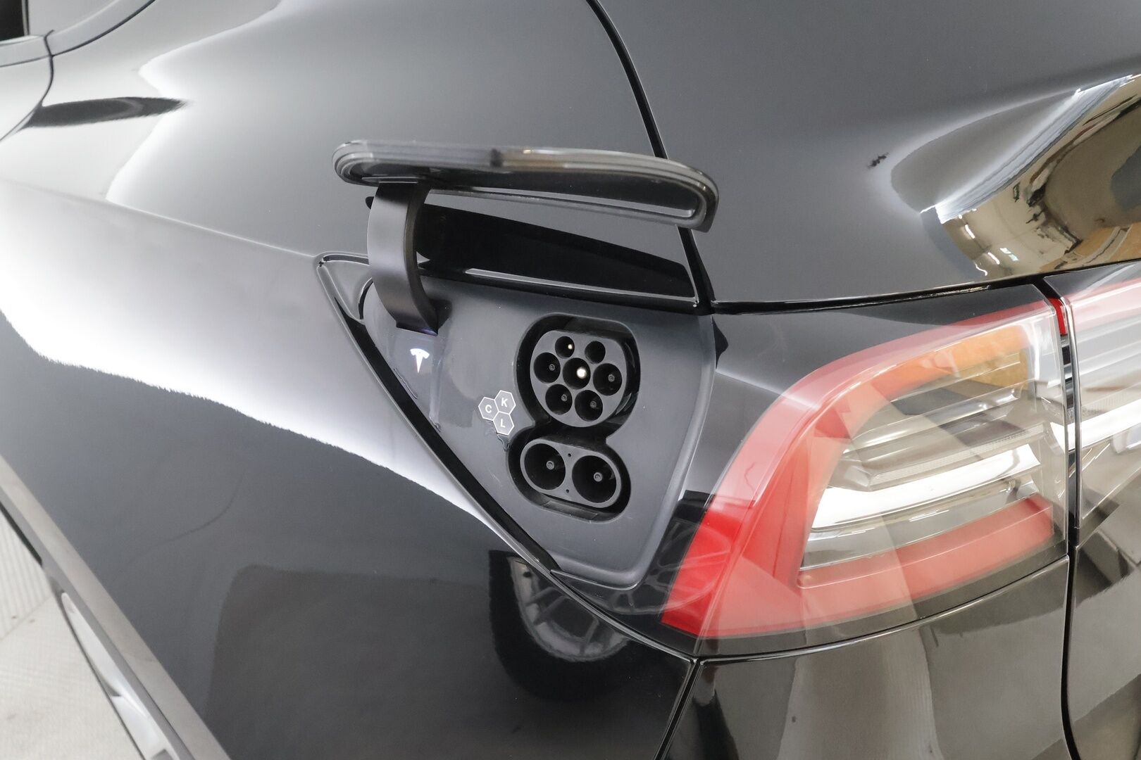 Tesla Model Y 2023 RWD - | ACC | ILP | Koukku | Ryzen | Matrix | Premium Audio | Lasikatto | Muistipenkki | Nahat | P.kamera | 2x renkaat aluin | 1-om suomauto | ALV |