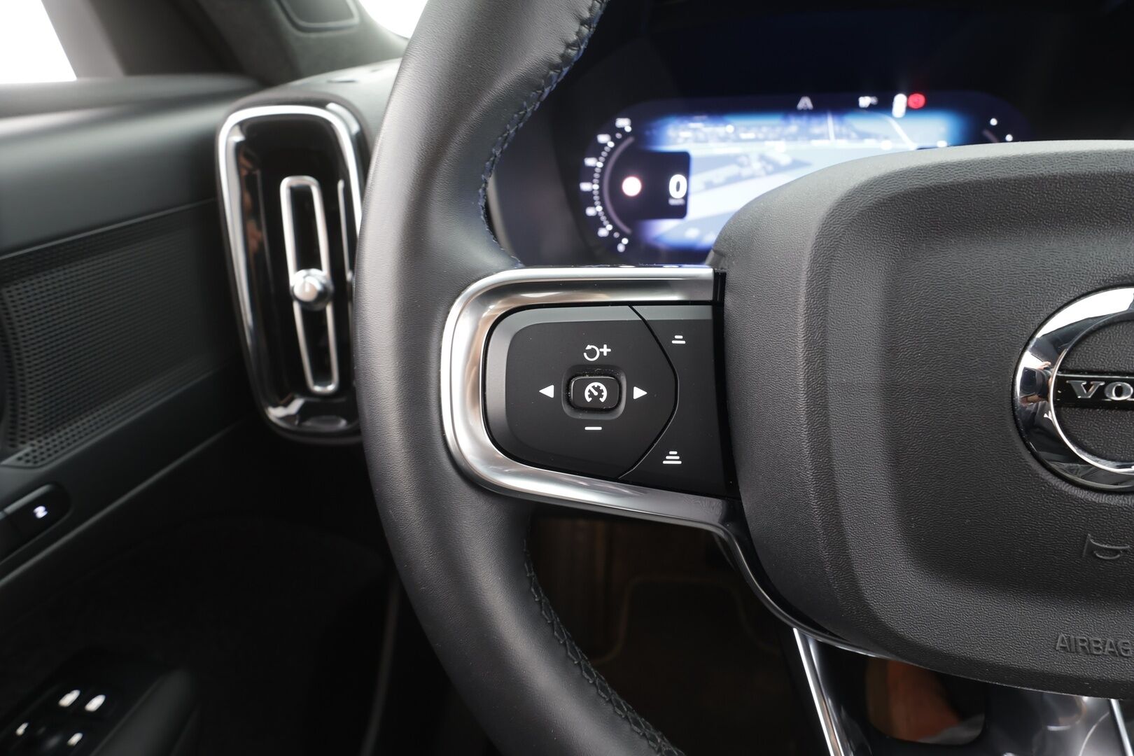 Volvo XC40 2023 Recharge Single Plus aut -  | ACC | ILP | Koukku | Muistipenkki | LED | P.Kamera | Sporttipenkit | Keyless | Apple&Android | 1.Om Suomi-auto | Kahdet Renkaat |