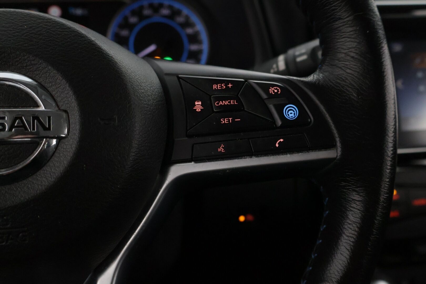 Nissan Leaf 2018 Tekna 40 kWh *360 Kamera / Vakkari / Ratinlämmitin / Puolinahkapenkit* - 2x Renkaat / Siisti! - HULLUT AVAJAISHULINAT KORKOTARJOUS 3,29 %