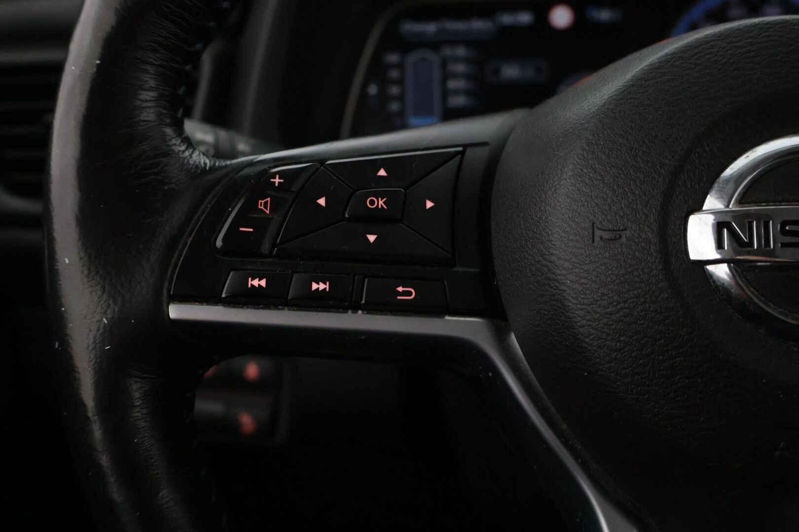 Nissan Leaf 2018 Tekna 40 kWh *360 Kamera / Vakkari / Ratinlämmitin / Puolinahkapenkit* - 2x Renkaat / Siisti! - HULLUT AVAJAISHULINAT KORKOTARJOUS 3,29 %