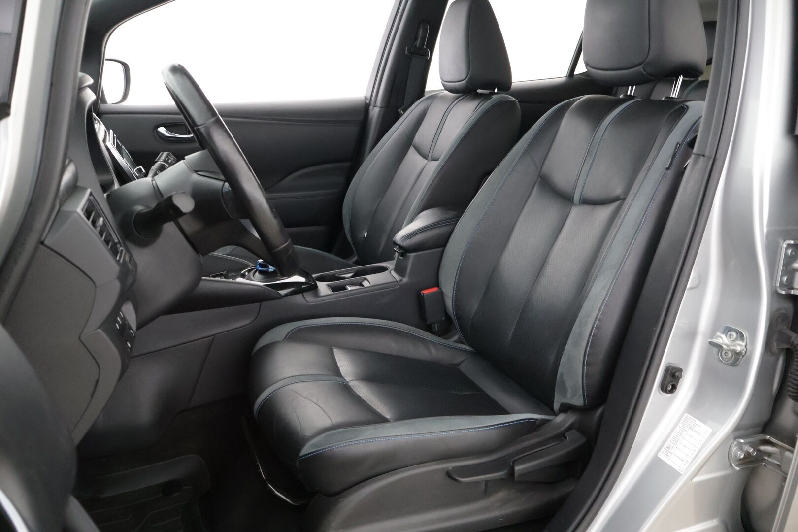 Nissan Leaf 2018 Tekna 40 kWh *360-kamera / Ratinlämmitin / Puolinahkapenkit* - 2x Renkaat / Siisti!