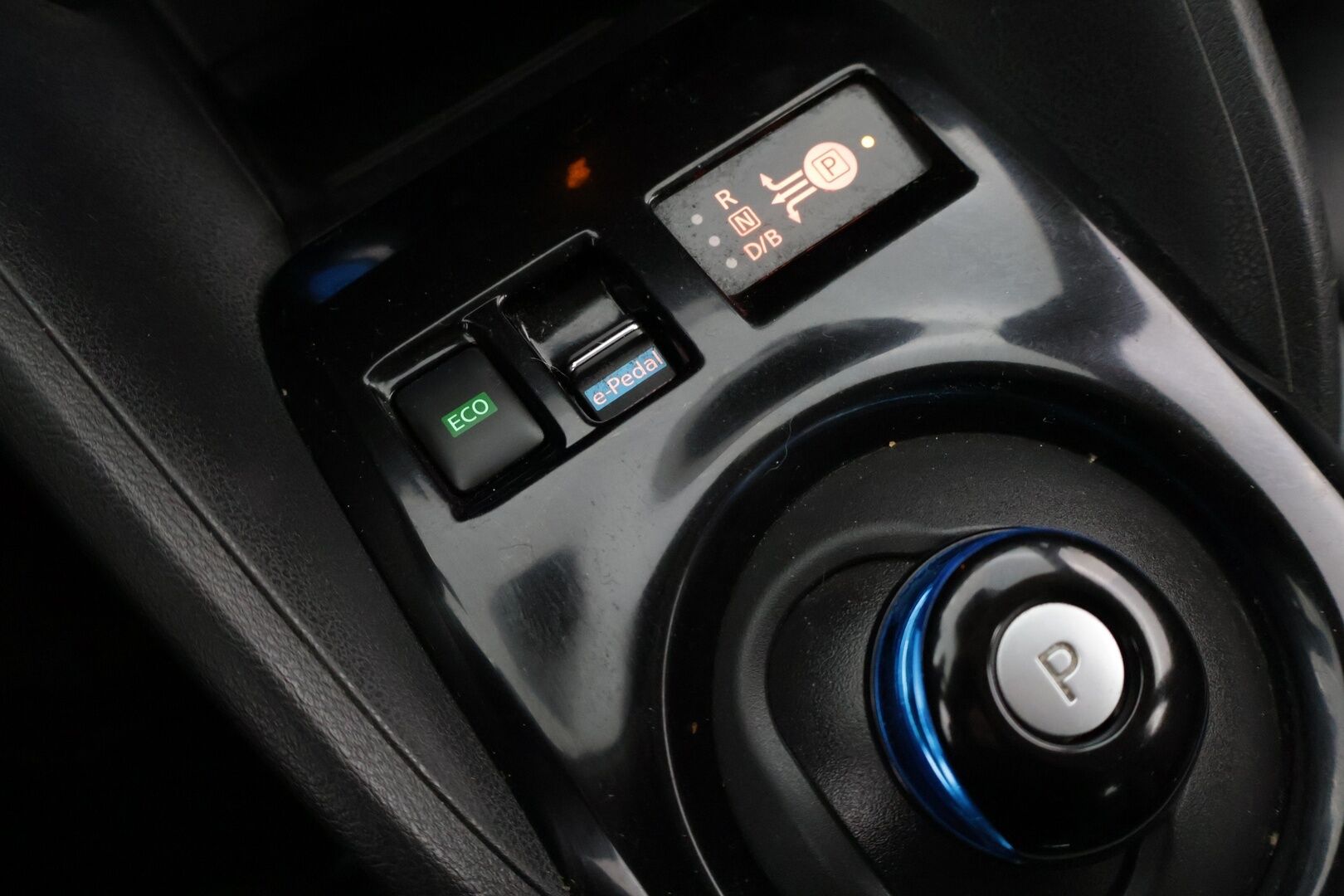 Nissan Leaf 2018 Tekna 40 kWh *360-kamera / Ratinlämmitin / Puolinahkapenkit* - 2x Renkaat / Siisti!