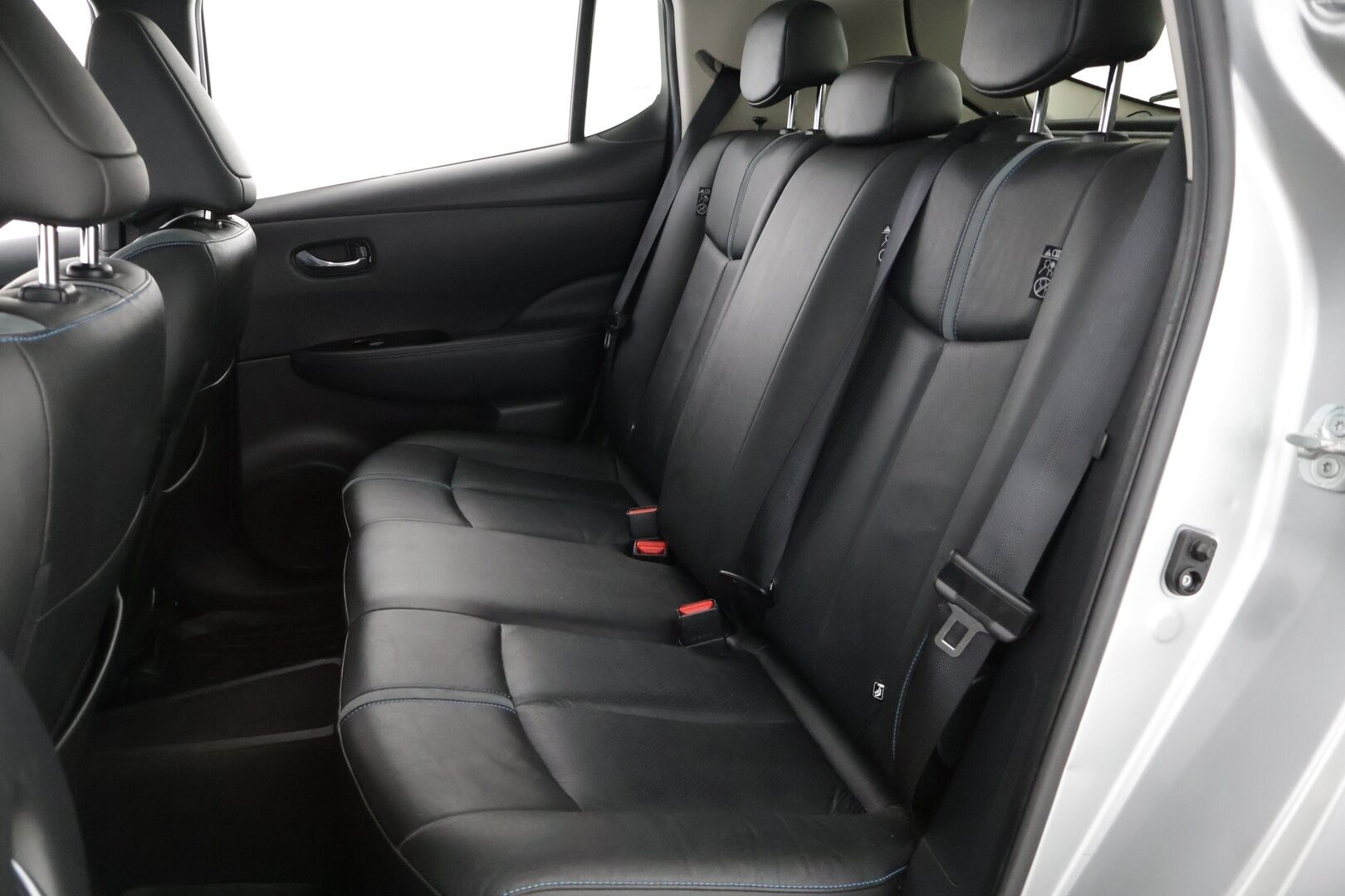 Nissan Leaf 2018 Tekna 40 kWh *360-kamera / Ratinlämmitin / Puolinahkapenkit* - 2x Renkaat / Siisti!