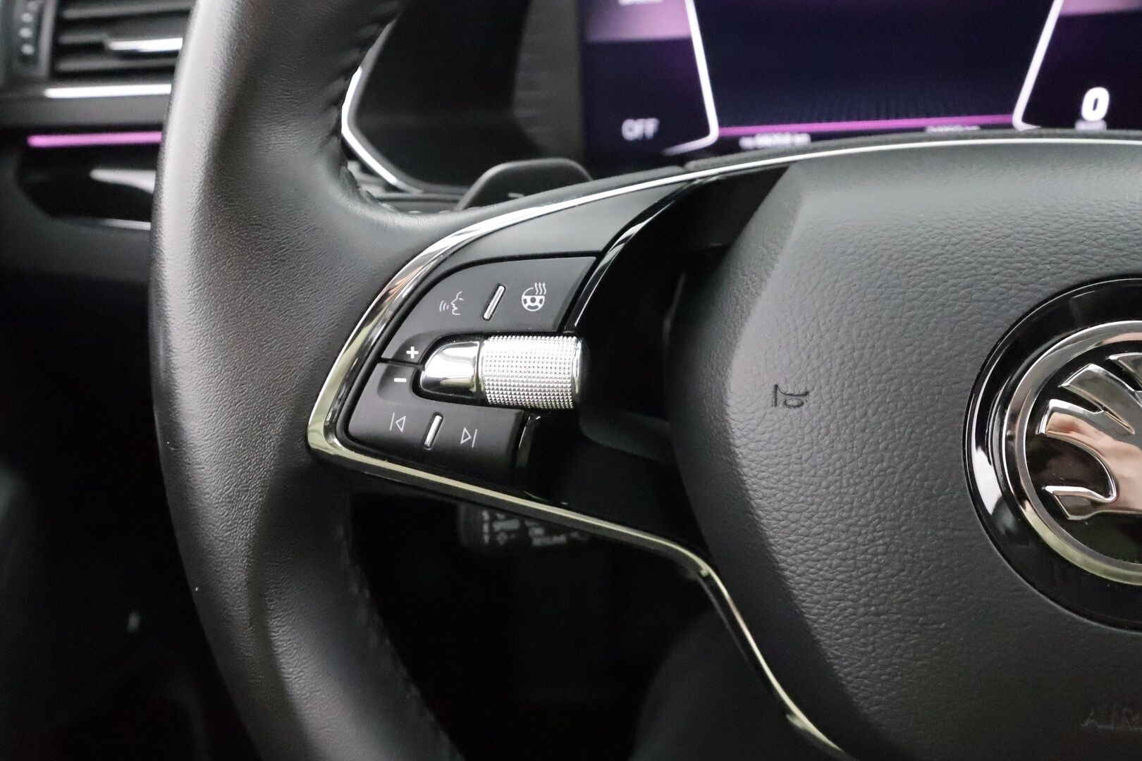 Skoda Superb 2021 Combi 1,4 TSI PHEV L&K iV DSG * Webasto / Koukku / ACC / Matrix-LED / P.Kamera / Canton / Muistinahat / Navi * - Kahdet renkaat / Merkkihuollot - HULLUT BLACKWEEK JATKOT - KORKOTARJOUS 2,49%